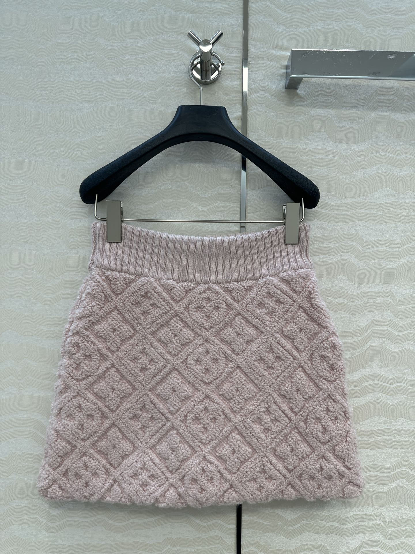 高端原单品质💕lou神仙颜值滑雪系列限定新品！超有氛氛围的肉桂粉色MONOGRAM提花羊绒半裙！高腰A字