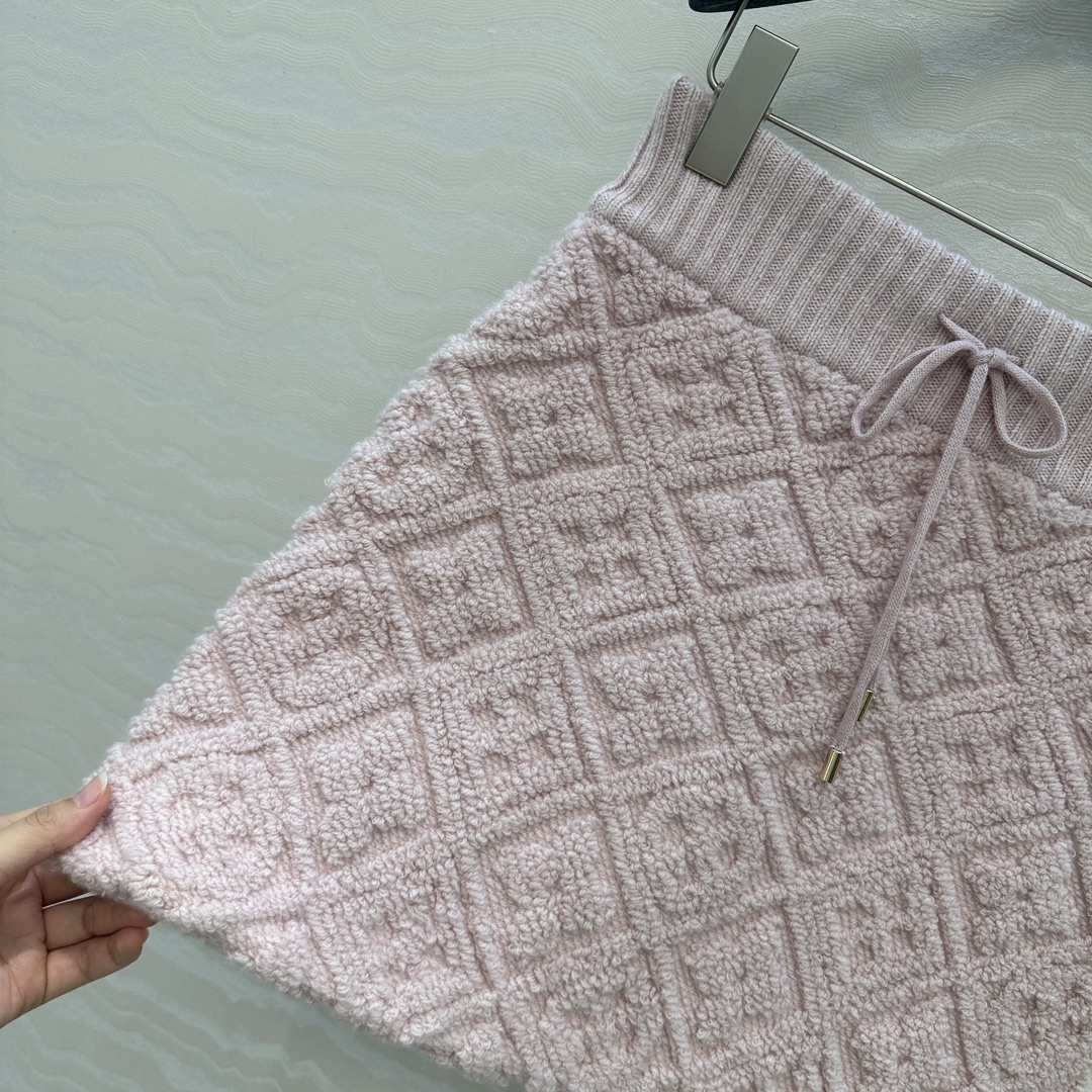 高端原单品质💕lou神仙颜值滑雪系列限定新品！超有氛氛围的肉桂粉色MONOGRAM提花羊绒半裙！高腰A字