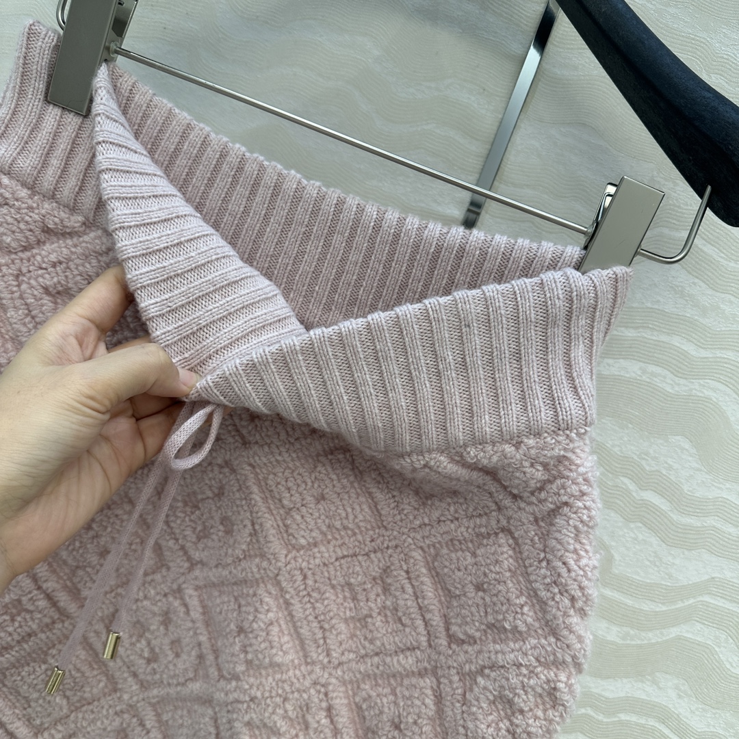 高端原单品质💕lou神仙颜值滑雪系列限定新品！超有氛氛围的肉桂粉色MONOGRAM提花羊绒半裙！高腰A字