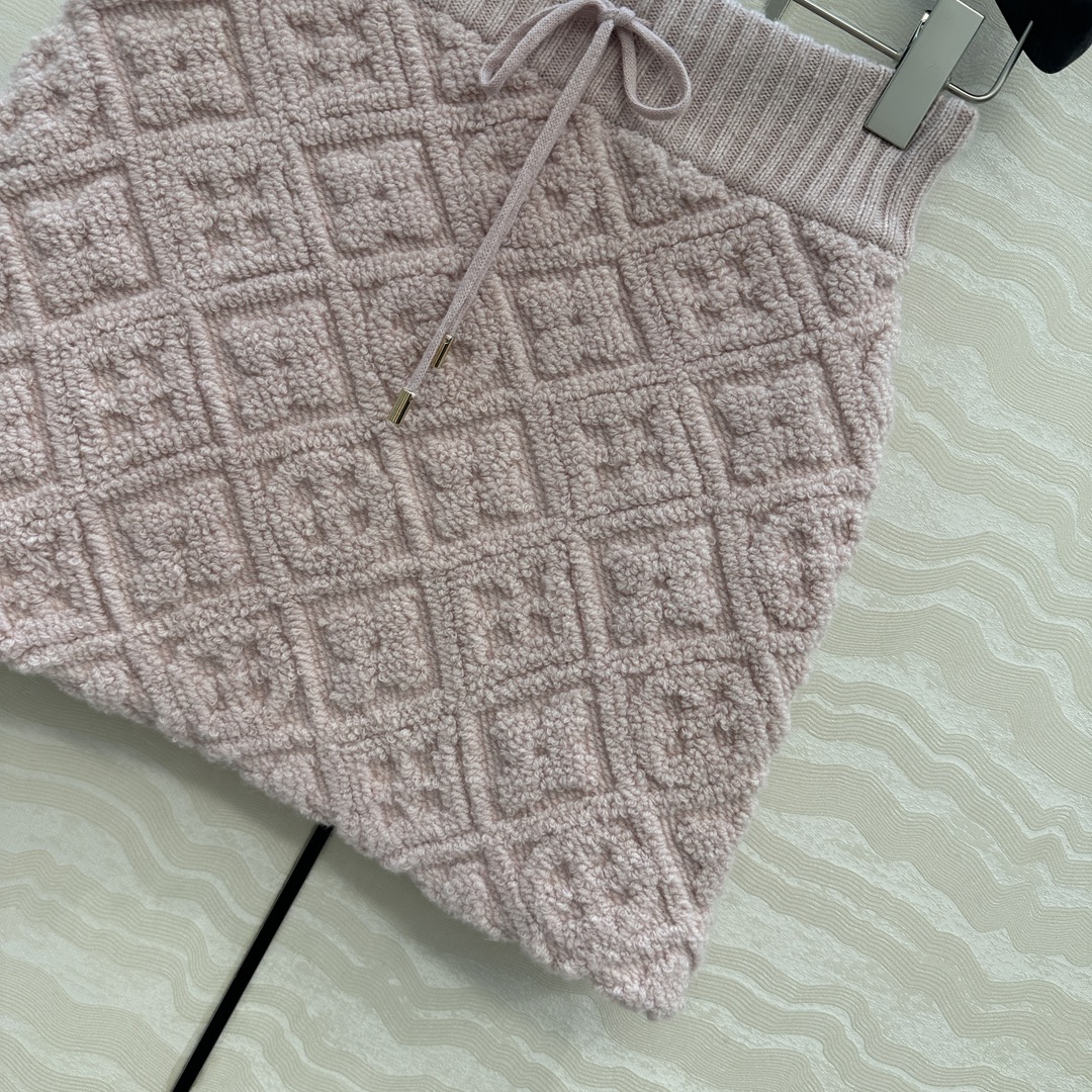 高端原单品质💕lou神仙颜值滑雪系列限定新品！超有氛氛围的肉桂粉色MONOGRAM提花羊绒半裙！高腰A字