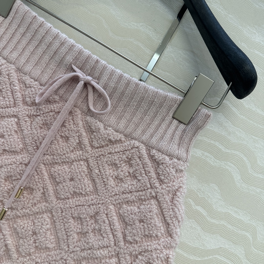 高端原单品质💕lou神仙颜值滑雪系列限定新品！超有氛氛围的肉桂粉色MONOGRAM提花羊绒半裙！高腰A字