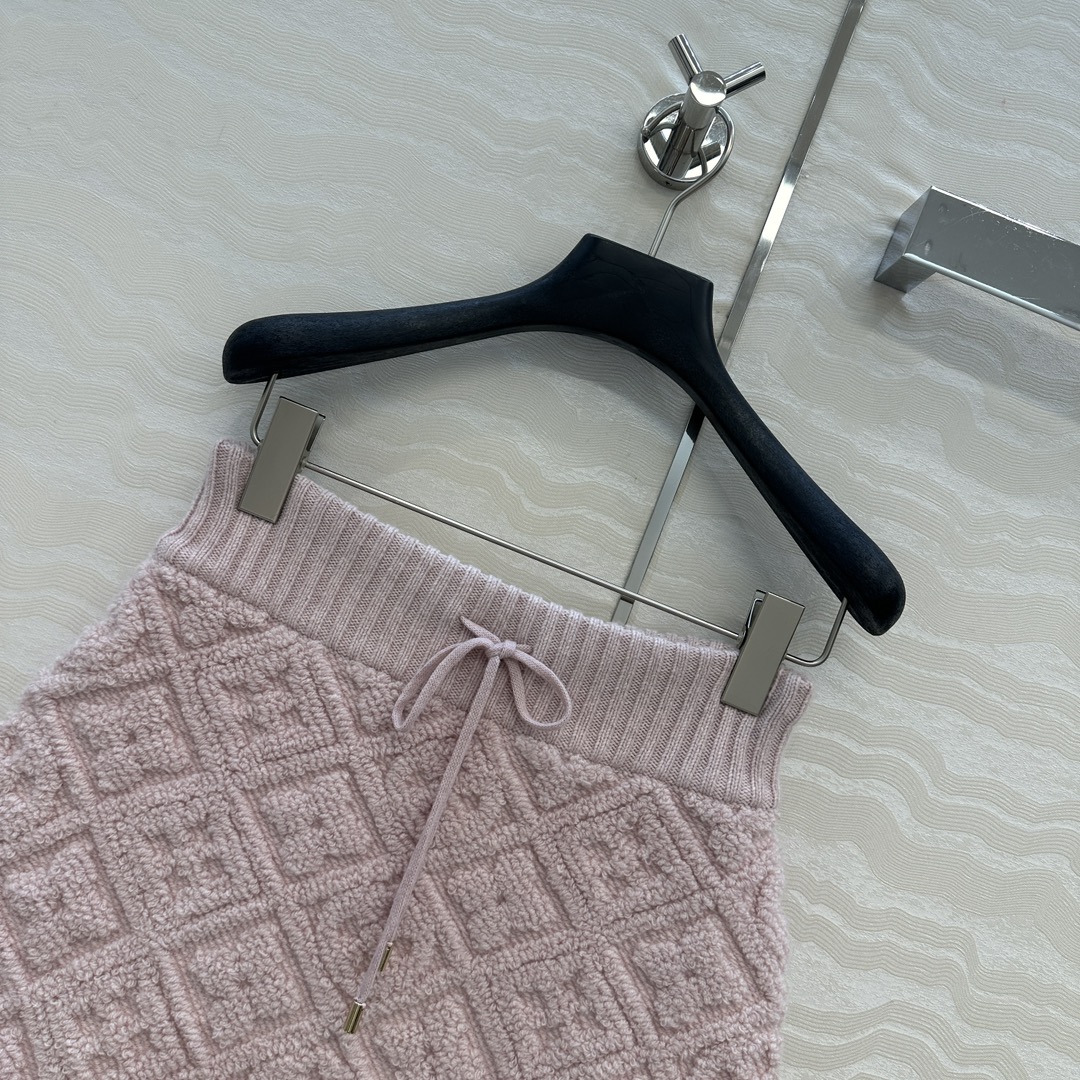 高端原单品质💕lou神仙颜值滑雪系列限定新品！超有氛氛围的肉桂粉色MONOGRAM提花羊绒半裙！高腰A字