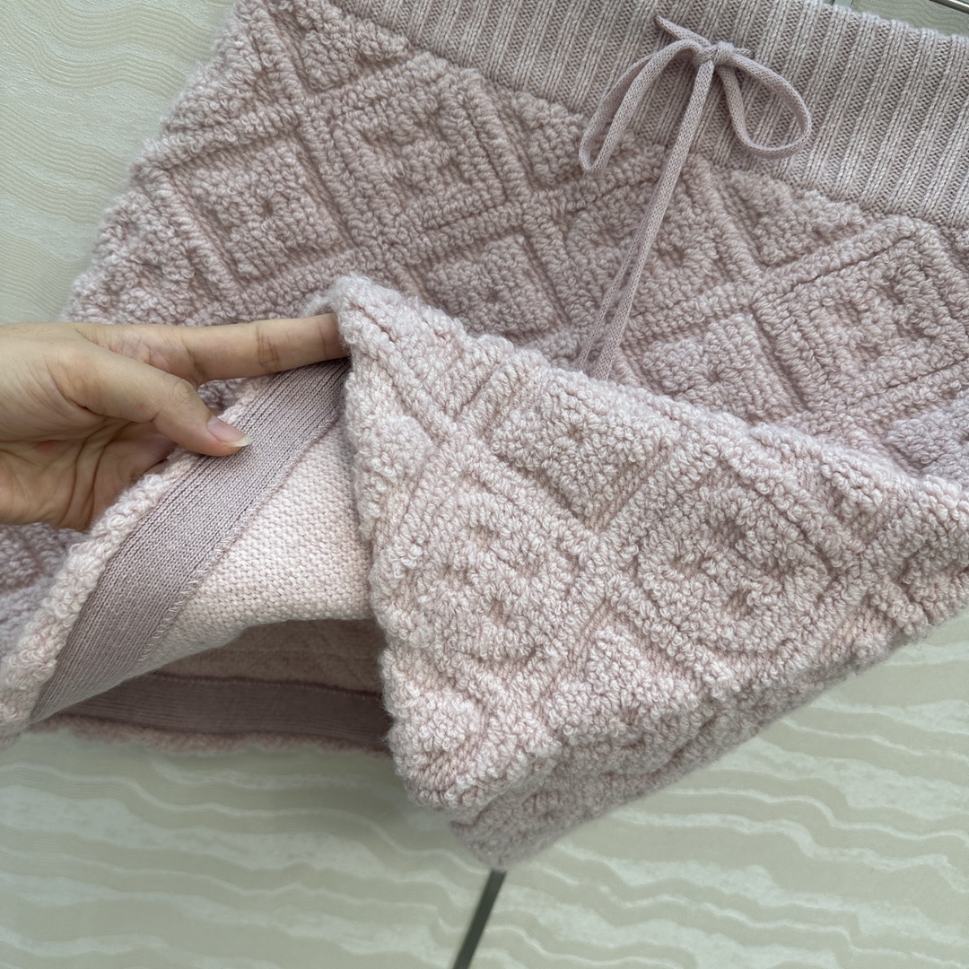 高端原单品质💕lou神仙颜值滑雪系列限定新品！超有氛氛围的肉桂粉色MONOGRAM提花羊绒半裙！高腰A字