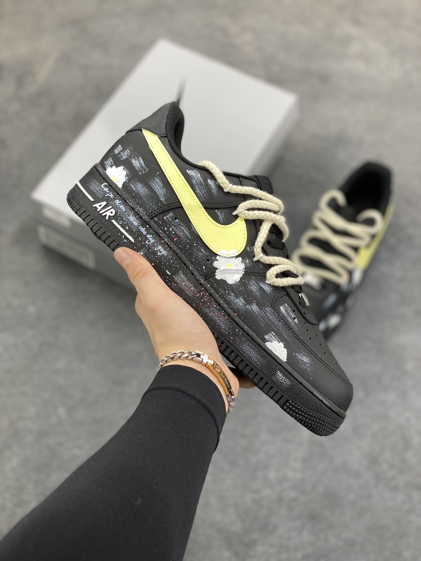 【定制球鞋】Nike Air Force 1 空军一号 手绘涂鸦 做旧复古 潮流百搭 小菊花 绑带 耐磨 低帮 板鞋 男女同款黑白工艺难度大 原楦头原纸板 原装鞋盒 定制五金配件 内置全掌气垫 原厂鞋底 货号：CW2288-111 尺码： 36 36.5 37.5 38 38.5 39 40 40.5 41 42 42.5 43 44 44.5 45-选品中心