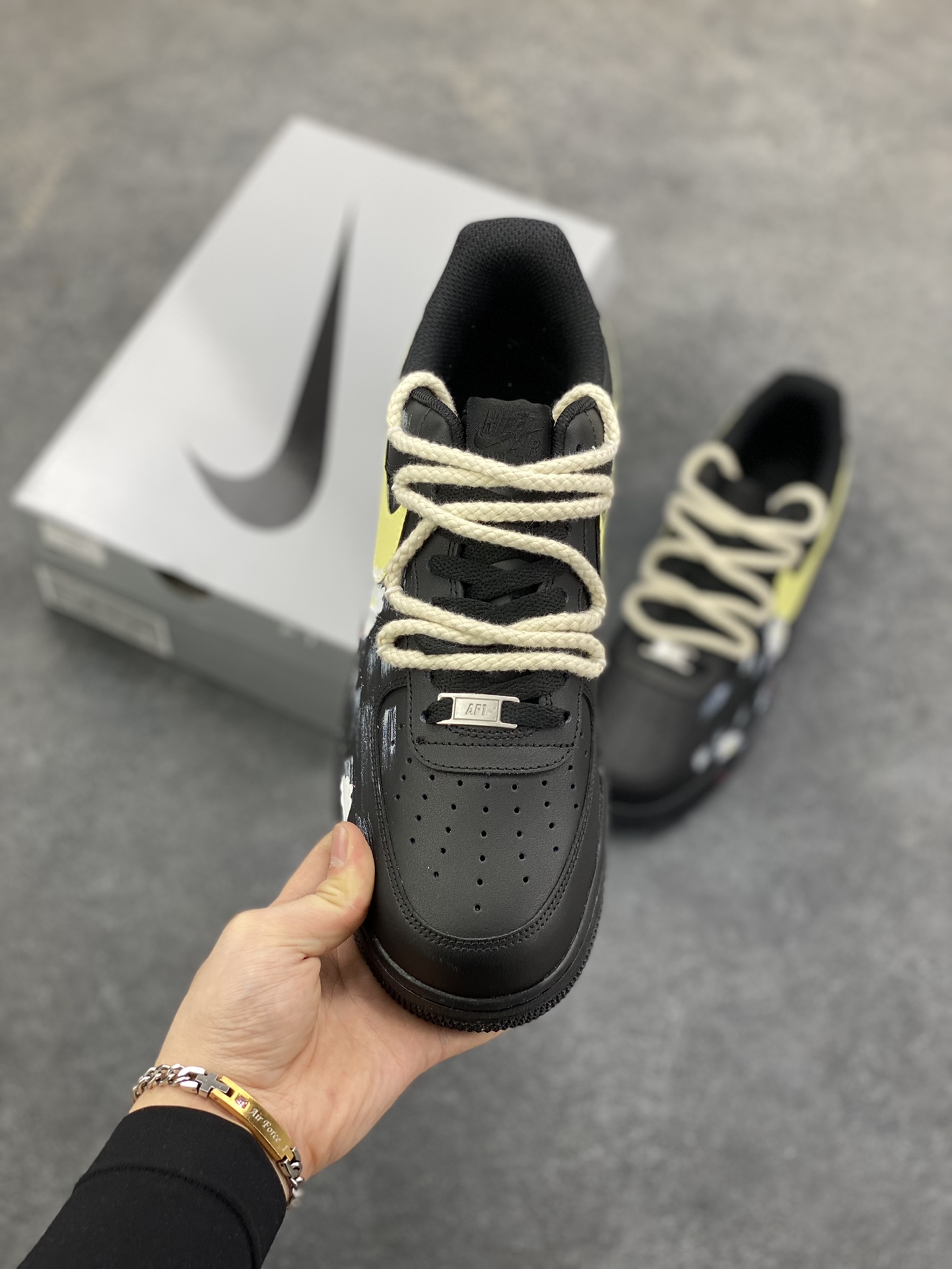 图片[2]-【定制球鞋】Nike Air Force 1 空军一号 手绘涂鸦 做旧复古 潮流百搭 小菊花 绑带 耐磨 低帮 板鞋 男女同款黑白工艺难度大 原楦头原纸板 原装鞋盒 定制五金配件 内置全掌气垫 原厂鞋底 货号：CW2288-111 尺码： 36 36.5 37.5 38 38.5 39 40 40.5 41 42 42.5 43 44 44.5 45-选品中心