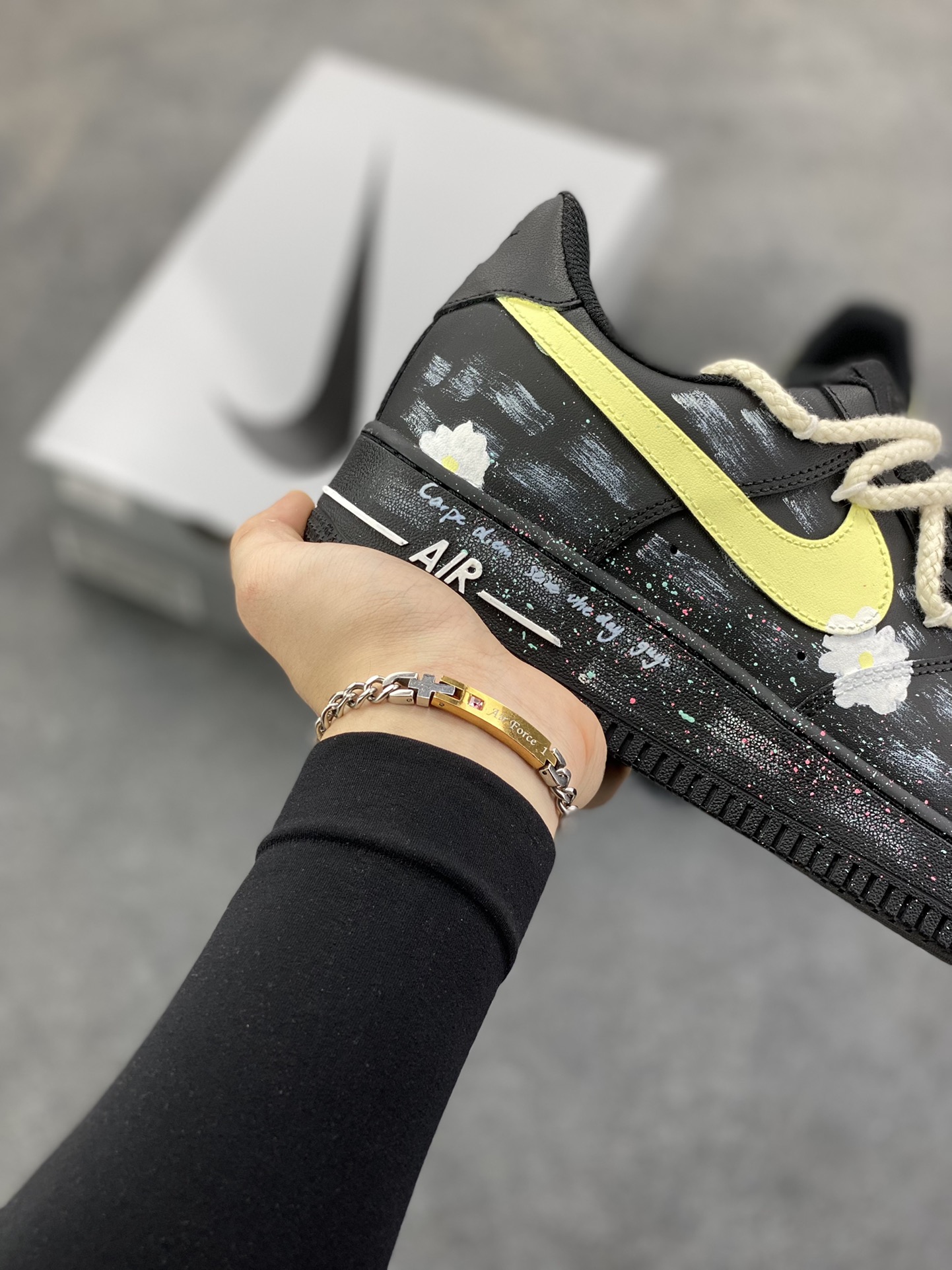 图片[6]-【定制球鞋】Nike Air Force 1 空军一号 手绘涂鸦 做旧复古 潮流百搭 小菊花 绑带 耐磨 低帮 板鞋 男女同款黑白工艺难度大 原楦头原纸板 原装鞋盒 定制五金配件 内置全掌气垫 原厂鞋底 货号：CW2288-111 尺码： 36 36.5 37.5 38 38.5 39 40 40.5 41 42 42.5 43 44 44.5 45-选品中心