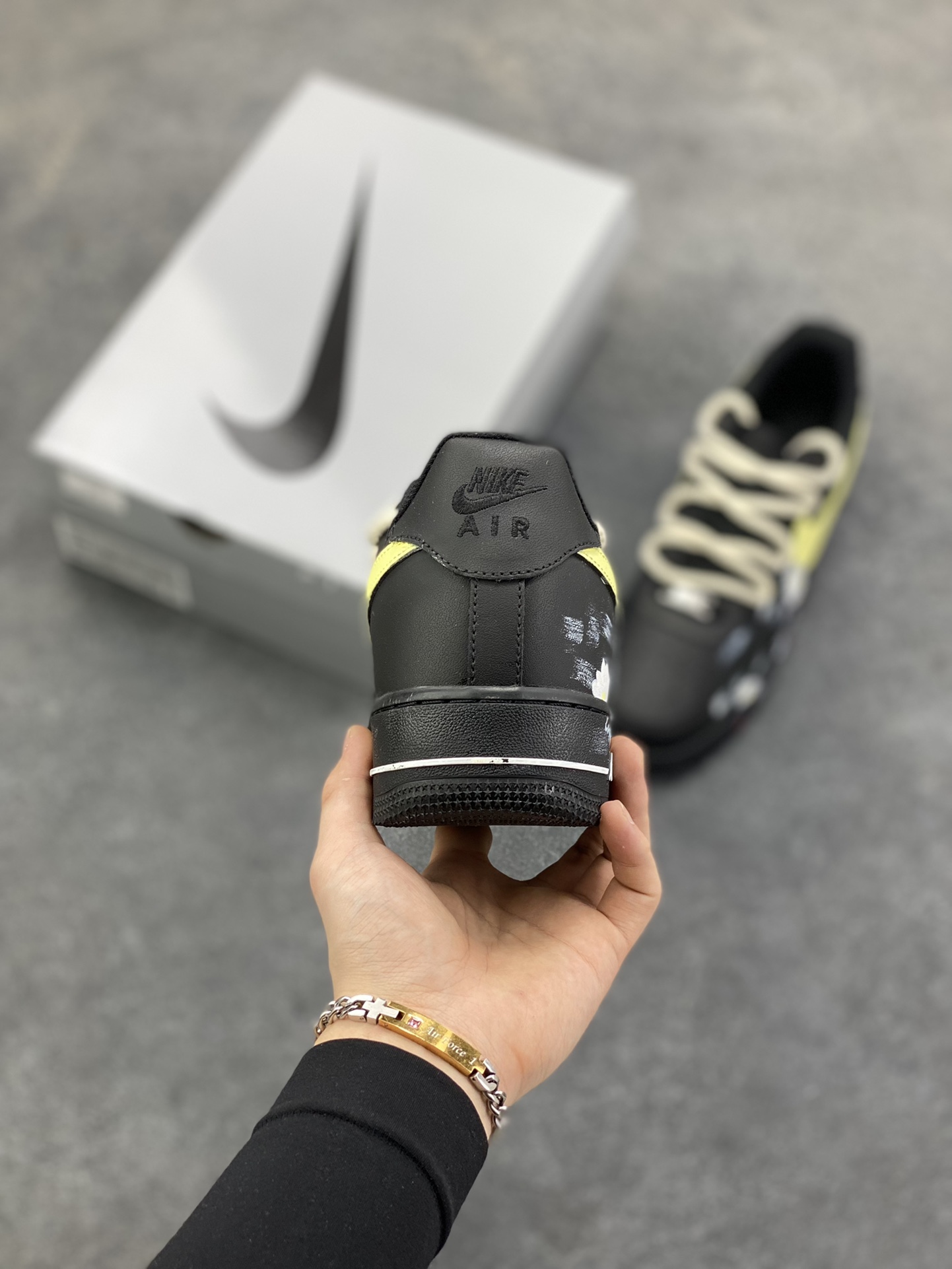 图片[4]-【定制球鞋】Nike Air Force 1 空军一号 手绘涂鸦 做旧复古 潮流百搭 小菊花 绑带 耐磨 低帮 板鞋 男女同款黑白工艺难度大 原楦头原纸板 原装鞋盒 定制五金配件 内置全掌气垫 原厂鞋底 货号：CW2288-111 尺码： 36 36.5 37.5 38 38.5 39 40 40.5 41 42 42.5 43 44 44.5 45-选品中心