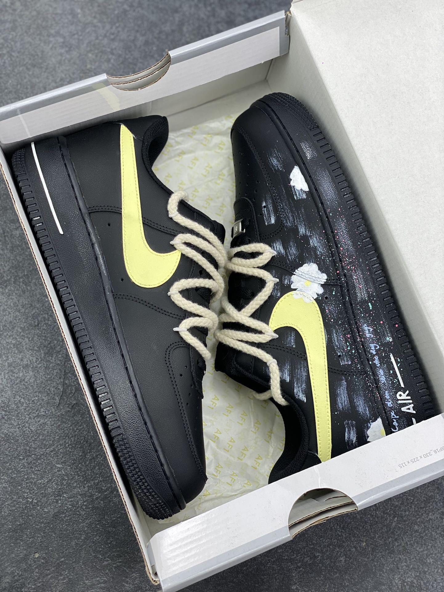 图片[9]-【定制球鞋】Nike Air Force 1 空军一号 手绘涂鸦 做旧复古 潮流百搭 小菊花 绑带 耐磨 低帮 板鞋 男女同款黑白工艺难度大 原楦头原纸板 原装鞋盒 定制五金配件 内置全掌气垫 原厂鞋底 货号：CW2288-111 尺码： 36 36.5 37.5 38 38.5 39 40 40.5 41 42 42.5 43 44 44.5 45-选品中心