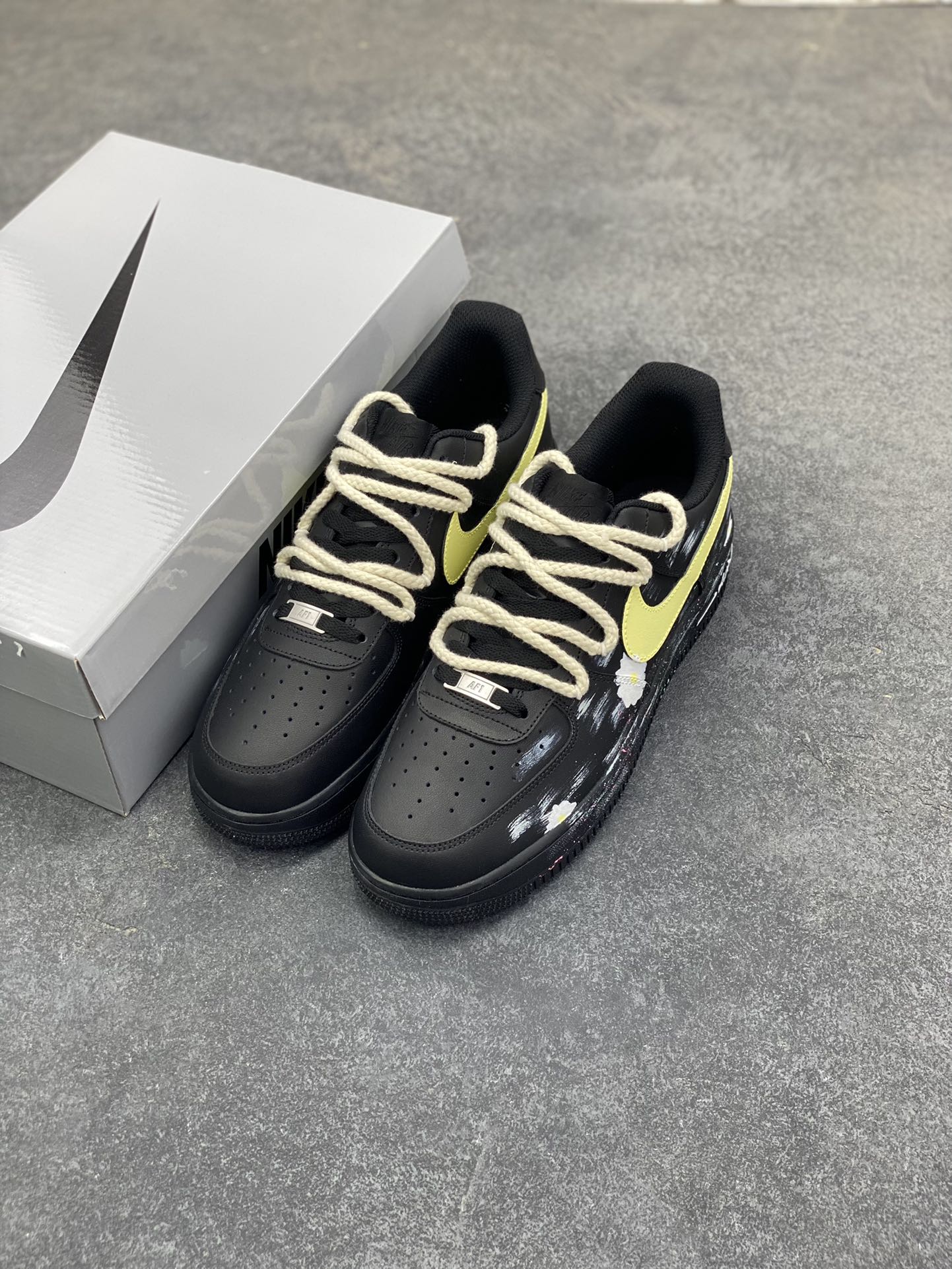 图片[8]-【定制球鞋】Nike Air Force 1 空军一号 手绘涂鸦 做旧复古 潮流百搭 小菊花 绑带 耐磨 低帮 板鞋 男女同款黑白工艺难度大 原楦头原纸板 原装鞋盒 定制五金配件 内置全掌气垫 原厂鞋底 货号：CW2288-111 尺码： 36 36.5 37.5 38 38.5 39 40 40.5 41 42 42.5 43 44 44.5 45-选品中心