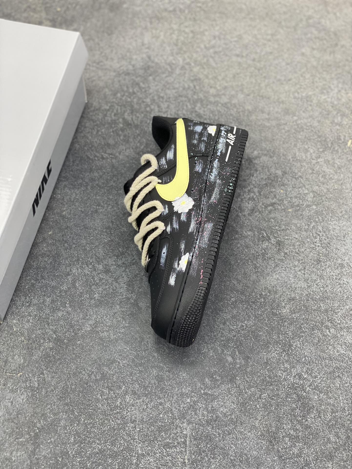 图片[7]-【定制球鞋】Nike Air Force 1 空军一号 手绘涂鸦 做旧复古 潮流百搭 小菊花 绑带 耐磨 低帮 板鞋 男女同款黑白工艺难度大 原楦头原纸板 原装鞋盒 定制五金配件 内置全掌气垫 原厂鞋底 货号：CW2288-111 尺码： 36 36.5 37.5 38 38.5 39 40 40.5 41 42 42.5 43 44 44.5 45-选品中心