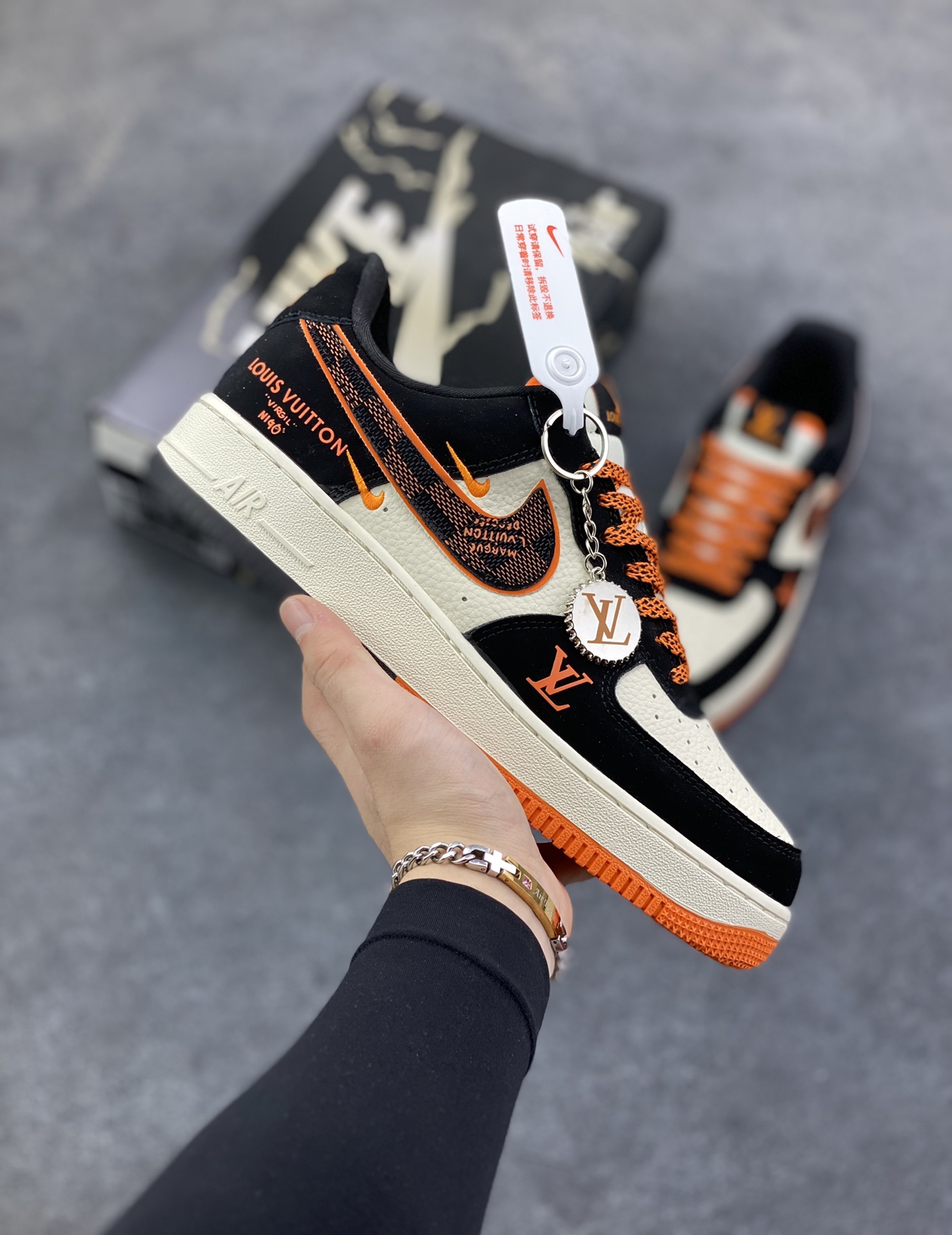 Nike Air Force 1 \’07 Low “LV联名——双拼米黑橙”空军一号 高端定制 低帮 运动鞋 休闲鞋 折边针车 工艺难度大 原楦头原纸板 原装鞋盒 定制五金配件 内置全掌气垫 原厂鞋底 货号：KJ1688-025 尺码：36 36.5 37.5 38 38.5 39 40 40.5 41 42 42.5 43 44 44.5 45-选品中心