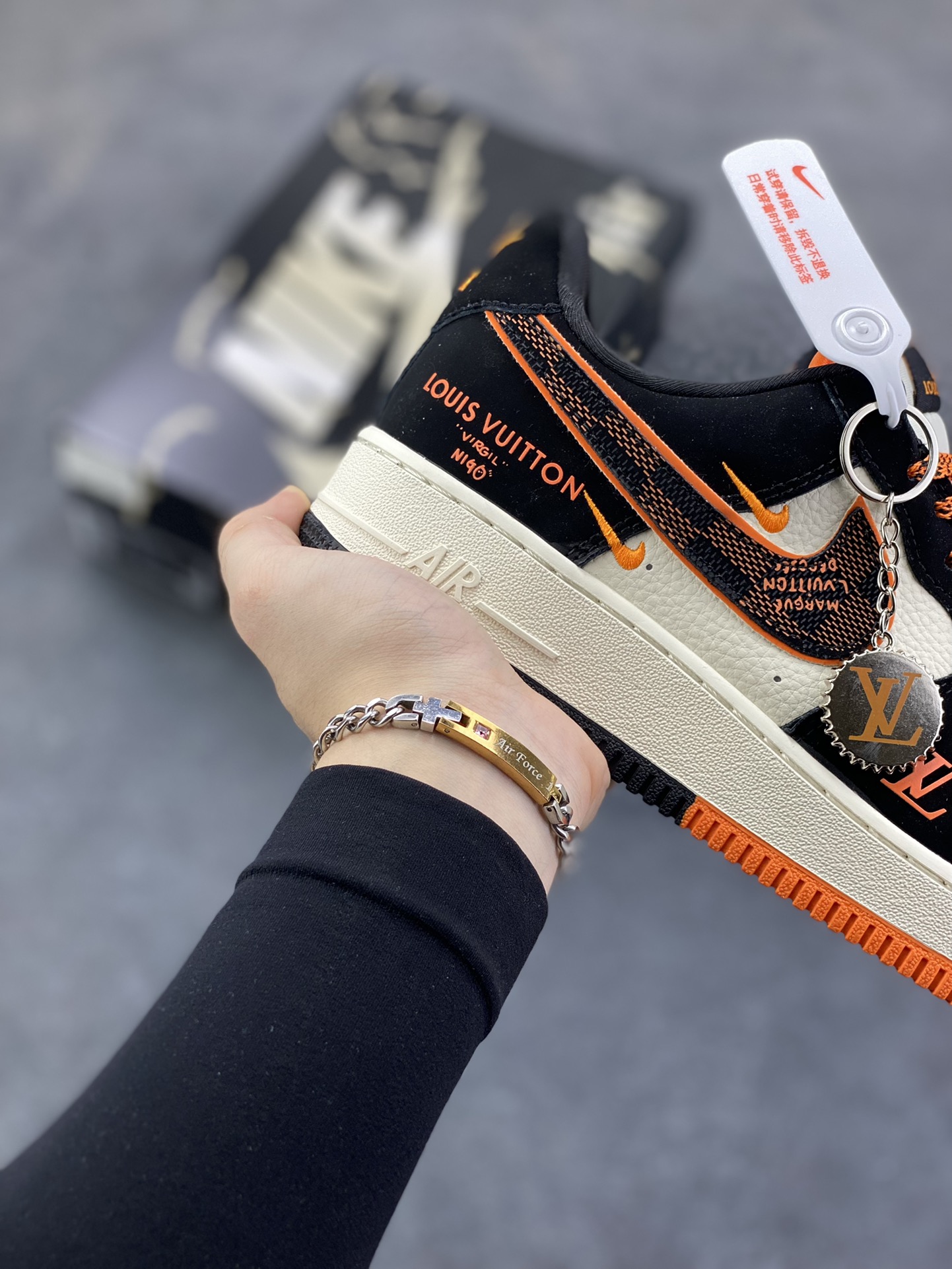图片[6]-Nike Air Force 1 \’07 Low “LV联名——双拼米黑橙”空军一号 高端定制 低帮 运动鞋 休闲鞋 折边针车 工艺难度大 原楦头原纸板 原装鞋盒 定制五金配件 内置全掌气垫 原厂鞋底 货号：KJ1688-025 尺码：36 36.5 37.5 38 38.5 39 40 40.5 41 42 42.5 43 44 44.5 45-选品中心