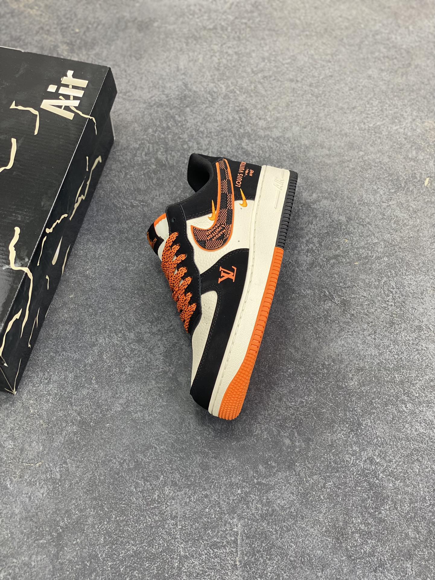 图片[7]-Nike Air Force 1 \’07 Low “LV联名——双拼米黑橙”空军一号 高端定制 低帮 运动鞋 休闲鞋 折边针车 工艺难度大 原楦头原纸板 原装鞋盒 定制五金配件 内置全掌气垫 原厂鞋底 货号：KJ1688-025 尺码：36 36.5 37.5 38 38.5 39 40 40.5 41 42 42.5 43 44 44.5 45-选品中心
