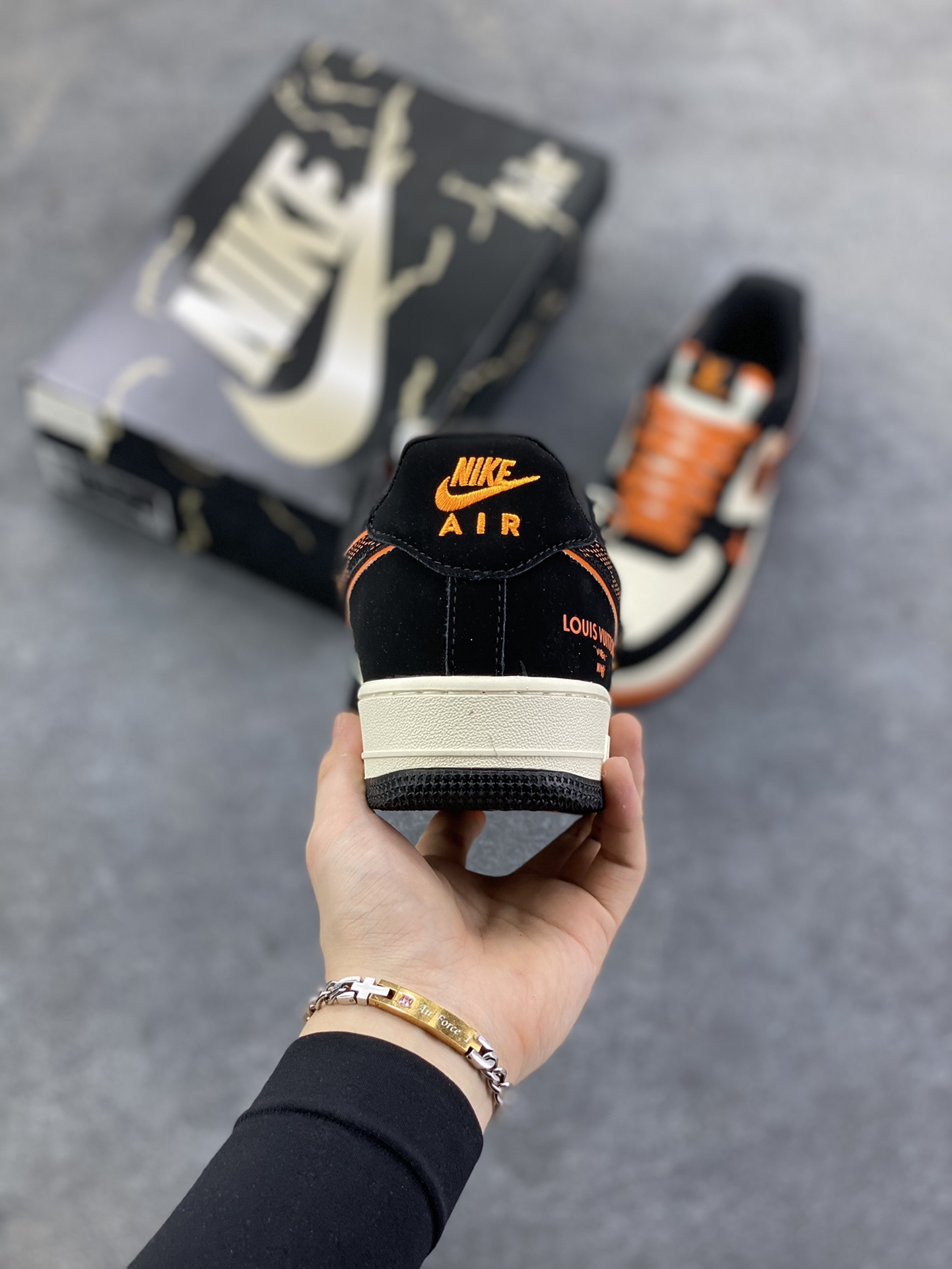 图片[4]-Nike Air Force 1 \’07 Low “LV联名——双拼米黑橙”空军一号 高端定制 低帮 运动鞋 休闲鞋 折边针车 工艺难度大 原楦头原纸板 原装鞋盒 定制五金配件 内置全掌气垫 原厂鞋底 货号：KJ1688-025 尺码：36 36.5 37.5 38 38.5 39 40 40.5 41 42 42.5 43 44 44.5 45-选品中心
