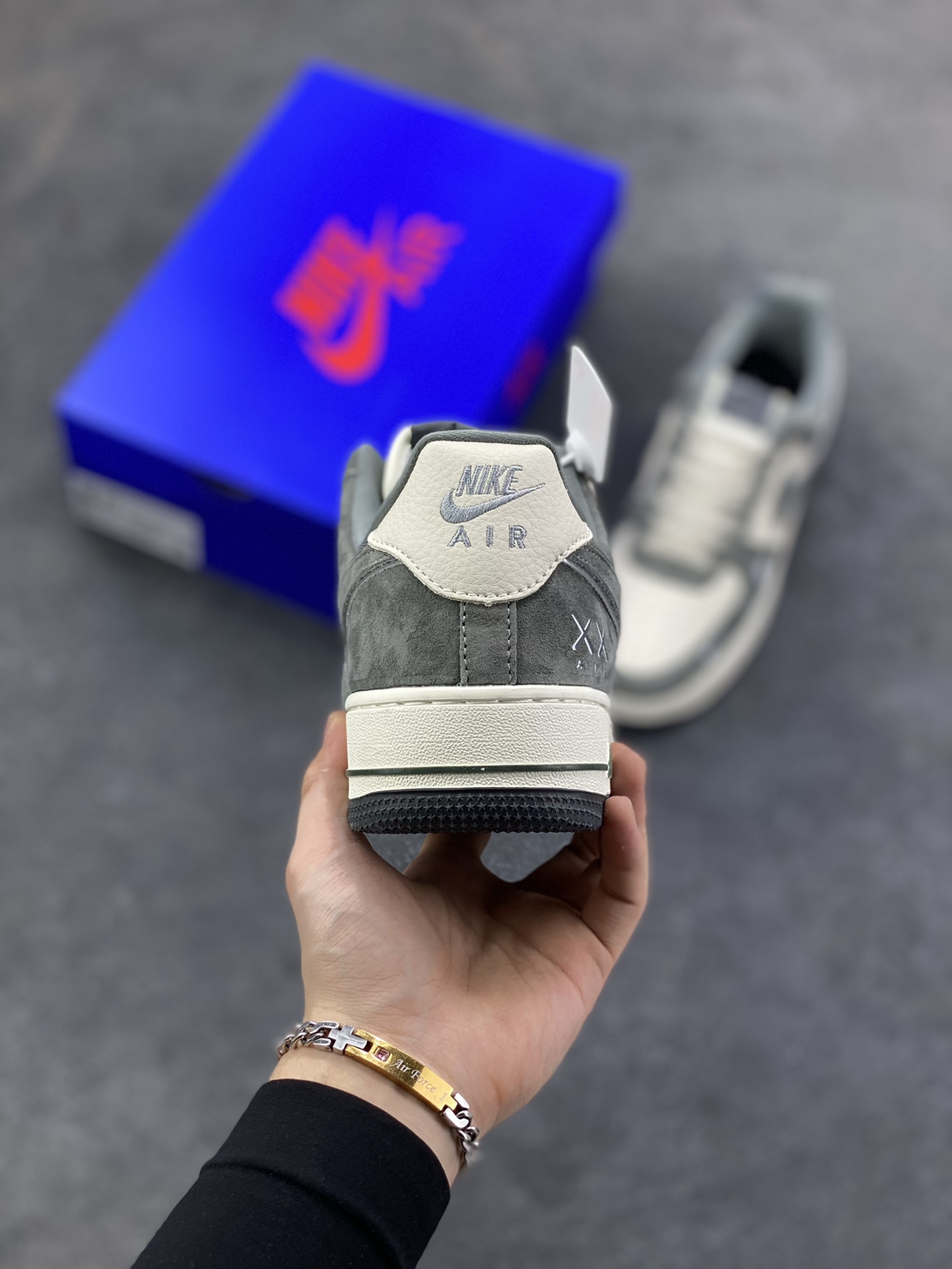 图片[4]-NIke Air Force 1 \’07 Low “暴力熊联名——灰猪八”空军一号 低帮 运动鞋 休闲鞋 折边针车 工艺难度大 原楦头原纸板 原装鞋盒 定制五金配件 内置全掌气垫 原厂鞋底 货号：SY1388-004 尺码：36 36.5 37.5 38 38.5 39 40 40.5 41 42 42.5 43 44 44.5 45-选品中心