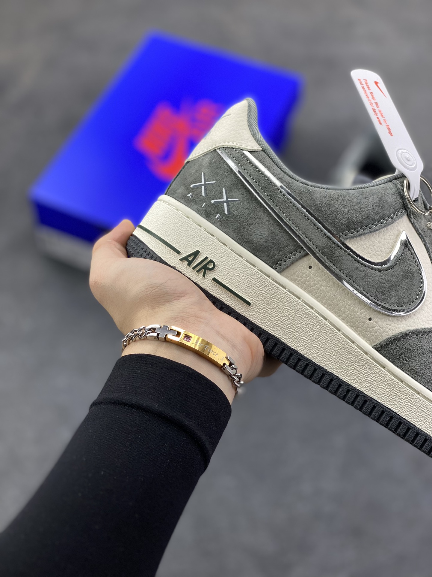 图片[6]-NIke Air Force 1 \’07 Low “暴力熊联名——灰猪八”空军一号 低帮 运动鞋 休闲鞋 折边针车 工艺难度大 原楦头原纸板 原装鞋盒 定制五金配件 内置全掌气垫 原厂鞋底 货号：SY1388-004 尺码：36 36.5 37.5 38 38.5 39 40 40.5 41 42 42.5 43 44 44.5 45-选品中心