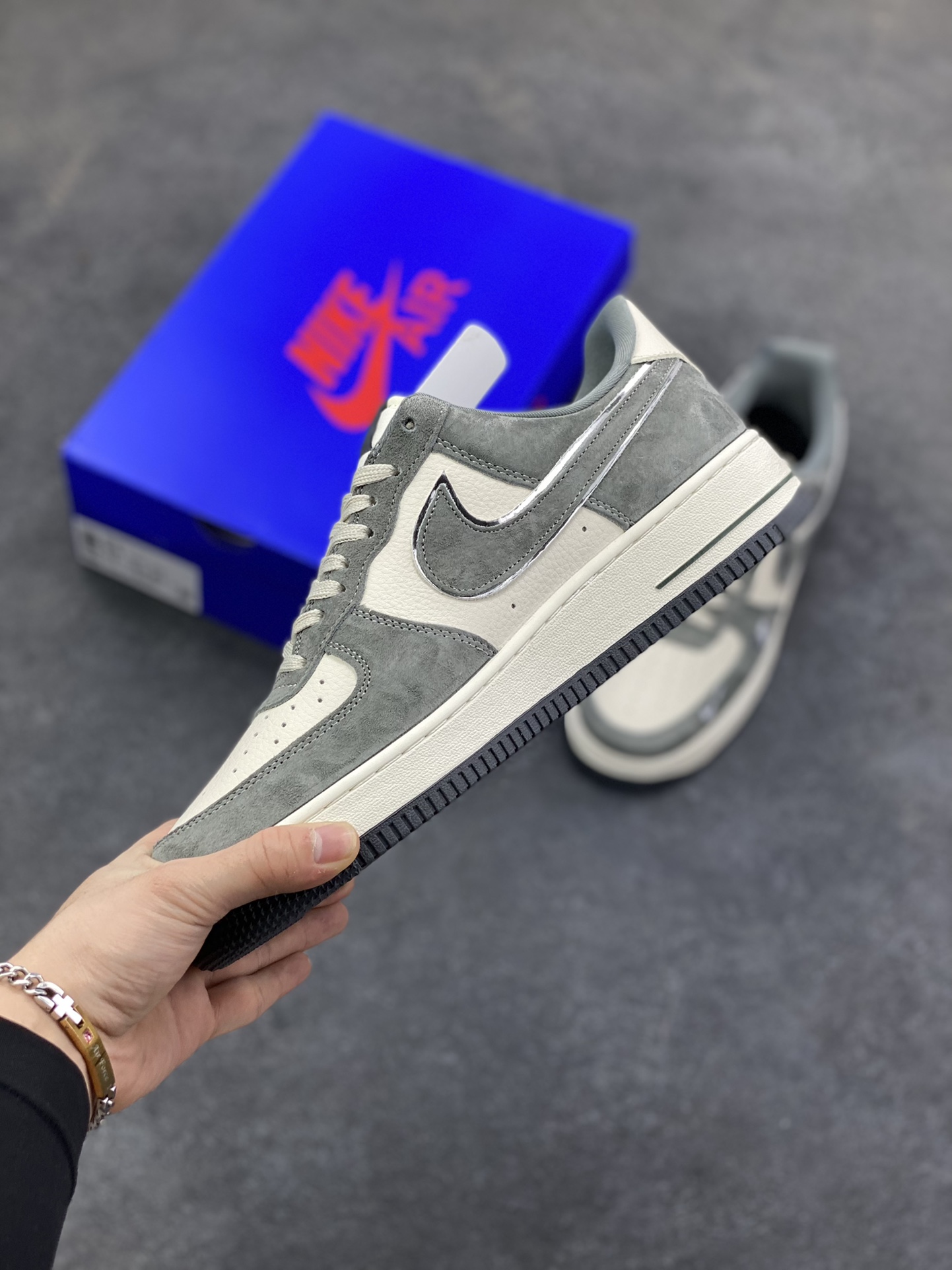 图片[3]-NIke Air Force 1 \’07 Low “暴力熊联名——灰猪八”空军一号 低帮 运动鞋 休闲鞋 折边针车 工艺难度大 原楦头原纸板 原装鞋盒 定制五金配件 内置全掌气垫 原厂鞋底 货号：SY1388-004 尺码：36 36.5 37.5 38 38.5 39 40 40.5 41 42 42.5 43 44 44.5 45-选品中心