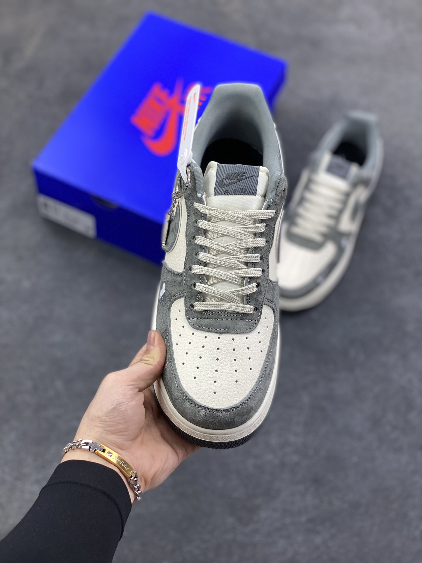 图片[2]-NIke Air Force 1 \’07 Low “暴力熊联名——灰猪八”空军一号 低帮 运动鞋 休闲鞋 折边针车 工艺难度大 原楦头原纸板 原装鞋盒 定制五金配件 内置全掌气垫 原厂鞋底 货号：SY1388-004 尺码：36 36.5 37.5 38 38.5 39 40 40.5 41 42 42.5 43 44 44.5 45-选品中心