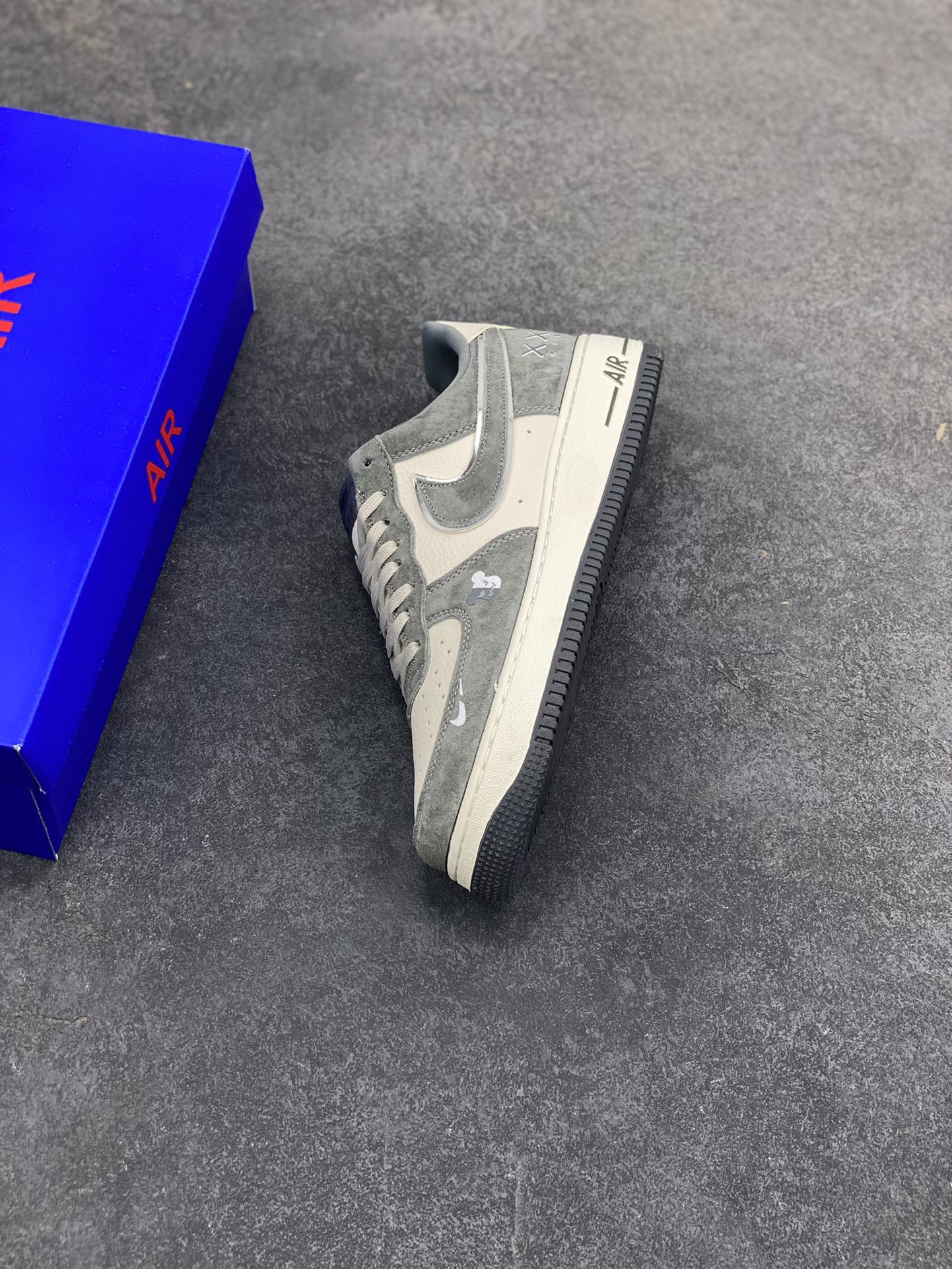 图片[7]-NIke Air Force 1 \’07 Low “暴力熊联名——灰猪八”空军一号 低帮 运动鞋 休闲鞋 折边针车 工艺难度大 原楦头原纸板 原装鞋盒 定制五金配件 内置全掌气垫 原厂鞋底 货号：SY1388-004 尺码：36 36.5 37.5 38 38.5 39 40 40.5 41 42 42.5 43 44 44.5 45-选品中心