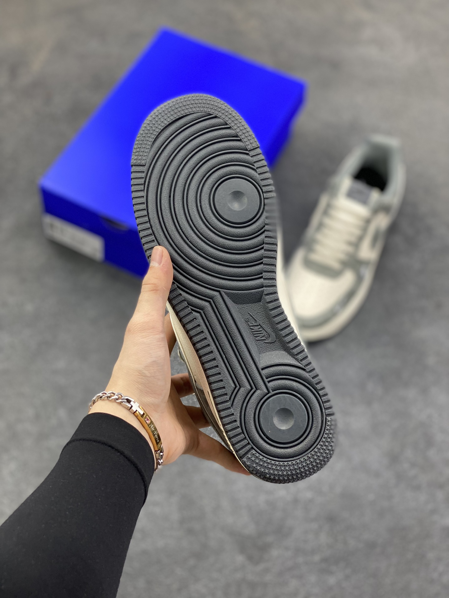 图片[5]-NIke Air Force 1 \’07 Low “暴力熊联名——灰猪八”空军一号 低帮 运动鞋 休闲鞋 折边针车 工艺难度大 原楦头原纸板 原装鞋盒 定制五金配件 内置全掌气垫 原厂鞋底 货号：SY1388-004 尺码：36 36.5 37.5 38 38.5 39 40 40.5 41 42 42.5 43 44 44.5 45-选品中心