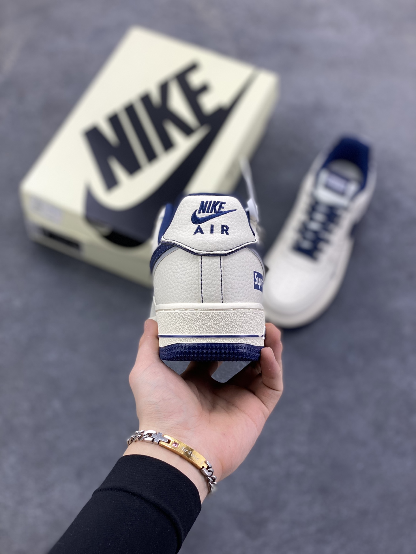 图片[4]-NIke Air Force 1 \’07 Low “Supreme联名——午夜蓝”空军一号 低帮 运动鞋 休闲鞋 折边针车 工艺难度大 原楦头原纸板 原装鞋盒 定制五金配件 内置全掌气垫 原厂鞋底 货号：DD1982-319 尺码：36 36.5 37.5 38 38.5 39 40 40.5 41 42 42.5 43 44 44.5 45-选品中心