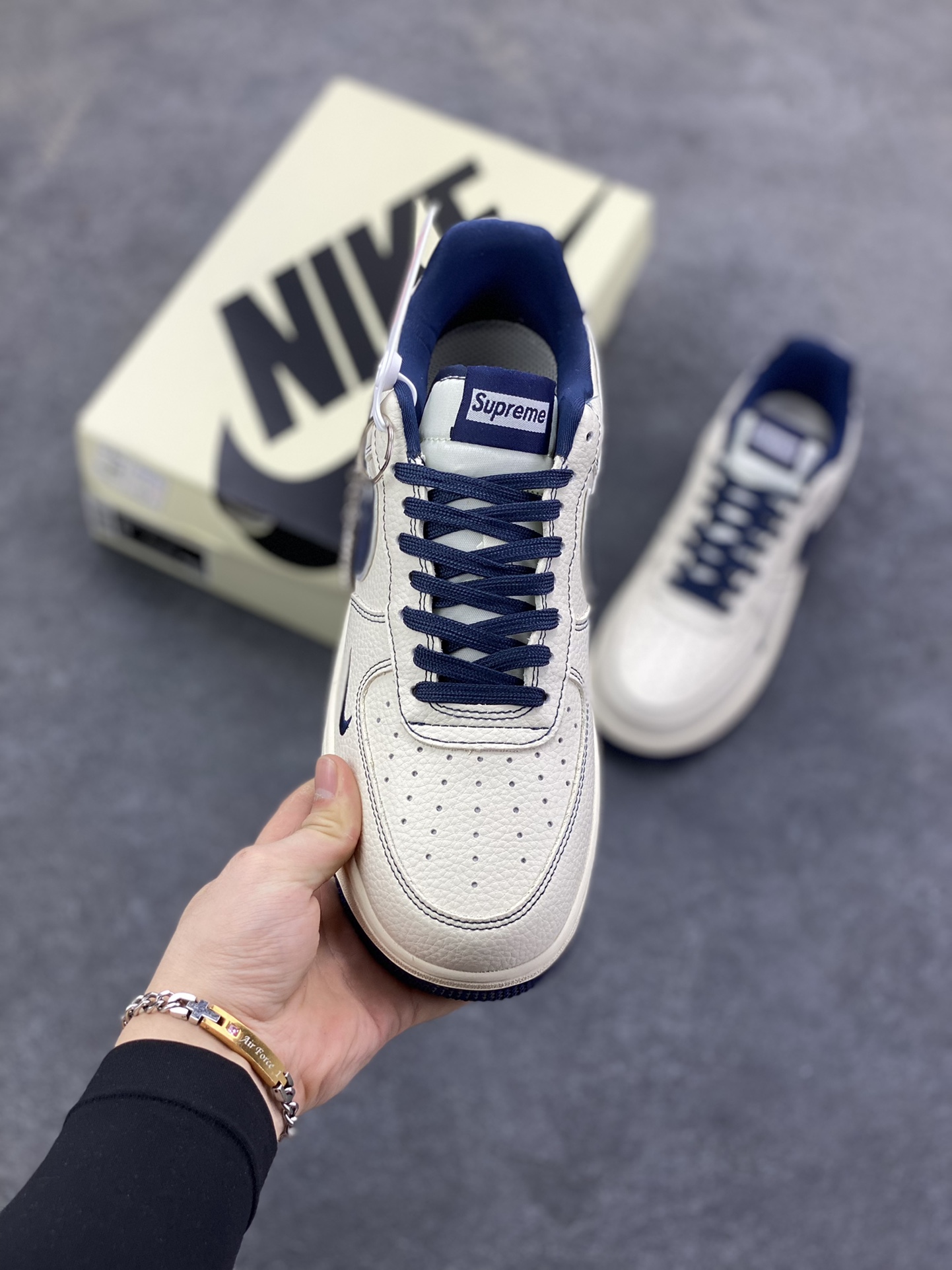图片[2]-NIke Air Force 1 \’07 Low “Supreme联名——午夜蓝”空军一号 低帮 运动鞋 休闲鞋 折边针车 工艺难度大 原楦头原纸板 原装鞋盒 定制五金配件 内置全掌气垫 原厂鞋底 货号：DD1982-319 尺码：36 36.5 37.5 38 38.5 39 40 40.5 41 42 42.5 43 44 44.5 45-选品中心