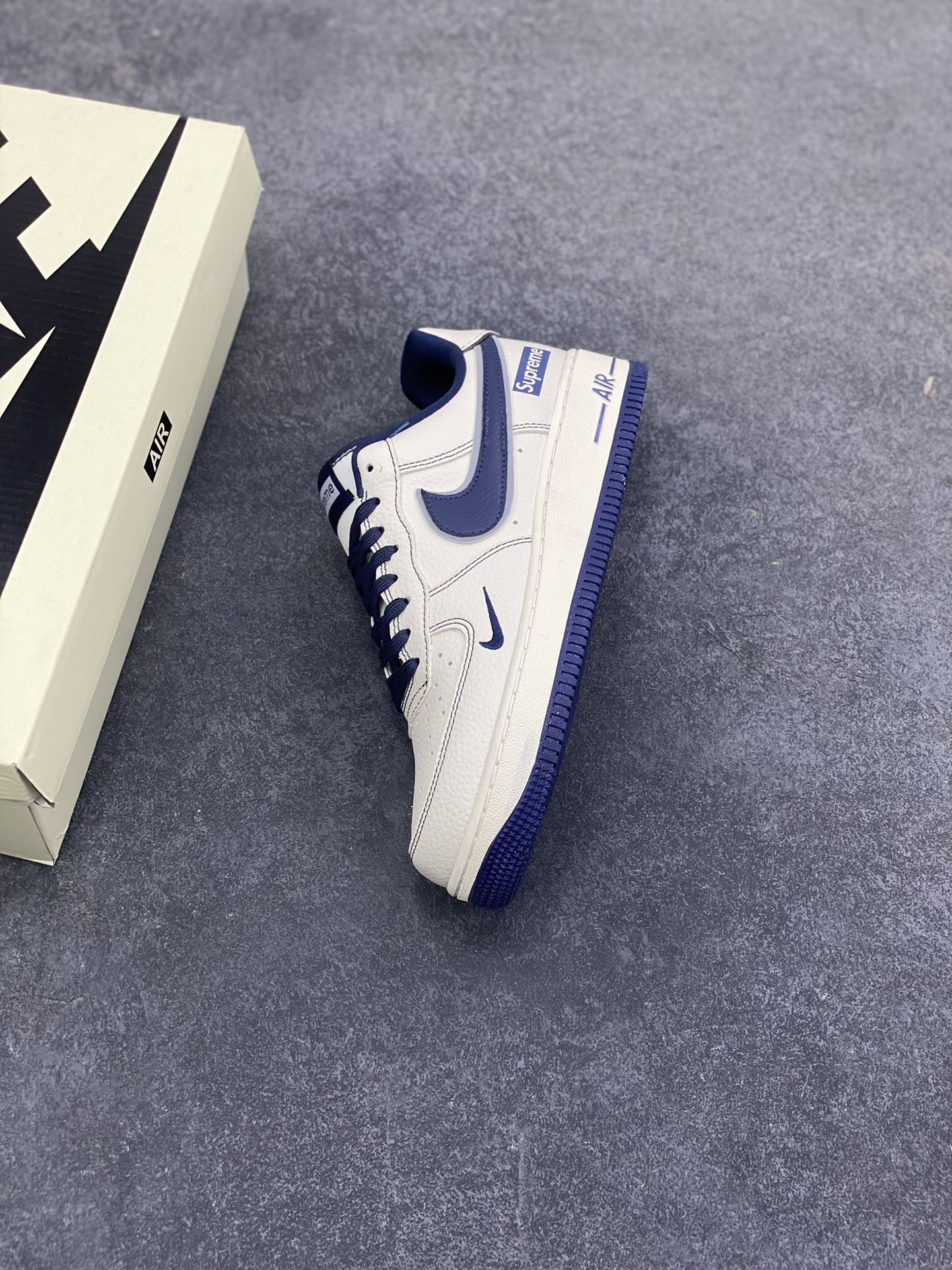 图片[7]-NIke Air Force 1 \’07 Low “Supreme联名——午夜蓝”空军一号 低帮 运动鞋 休闲鞋 折边针车 工艺难度大 原楦头原纸板 原装鞋盒 定制五金配件 内置全掌气垫 原厂鞋底 货号：DD1982-319 尺码：36 36.5 37.5 38 38.5 39 40 40.5 41 42 42.5 43 44 44.5 45-选品中心