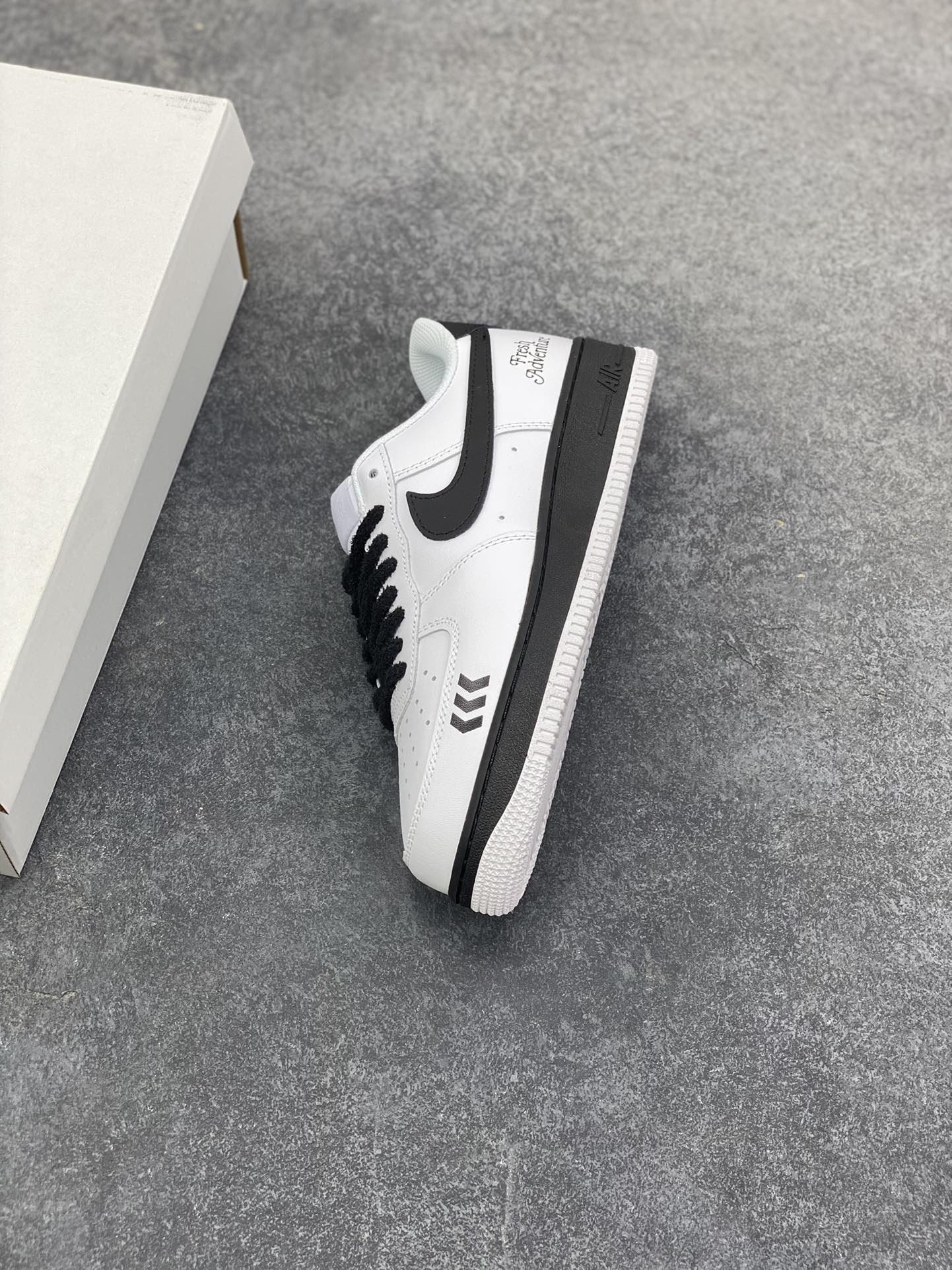 图片[7]-Nike Air Force 1 Low 空军一号低帮百搭休闲运动板鞋。柔软、弹性十足的缓震性能和出色的中底设计，横跨复古与现代的外型结合，造就出风靡全球三十多年的Force 1，直到今天还深受青睐。 货号：DD8959-100 尺码：36 36.5 37.5 38 38.5 39 40 40.5 41 42 42.5 43 44 44.5 45-选品中心