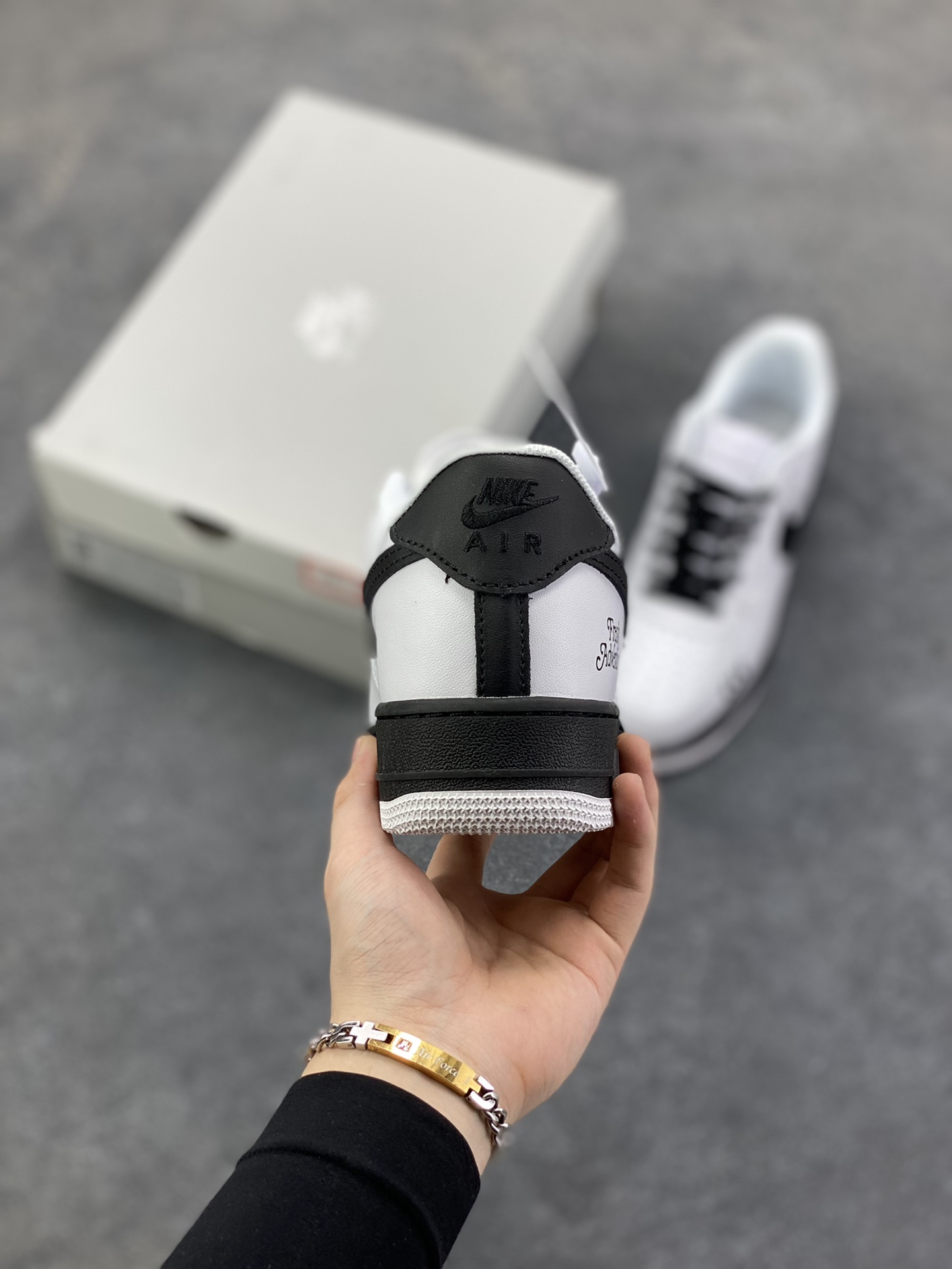 图片[4]-Nike Air Force 1 Low 空军一号低帮百搭休闲运动板鞋。柔软、弹性十足的缓震性能和出色的中底设计，横跨复古与现代的外型结合，造就出风靡全球三十多年的Force 1，直到今天还深受青睐。 货号：DD8959-100 尺码：36 36.5 37.5 38 38.5 39 40 40.5 41 42 42.5 43 44 44.5 45-选品中心