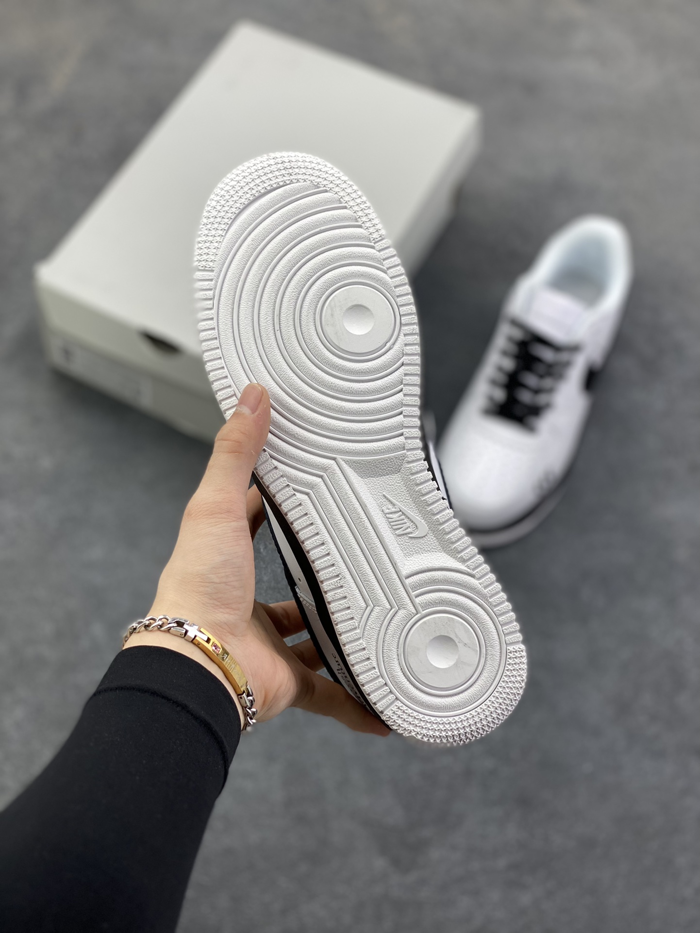 图片[5]-Nike Air Force 1 Low 空军一号低帮百搭休闲运动板鞋。柔软、弹性十足的缓震性能和出色的中底设计，横跨复古与现代的外型结合，造就出风靡全球三十多年的Force 1，直到今天还深受青睐。 货号：DD8959-100 尺码：36 36.5 37.5 38 38.5 39 40 40.5 41 42 42.5 43 44 44.5 45-选品中心