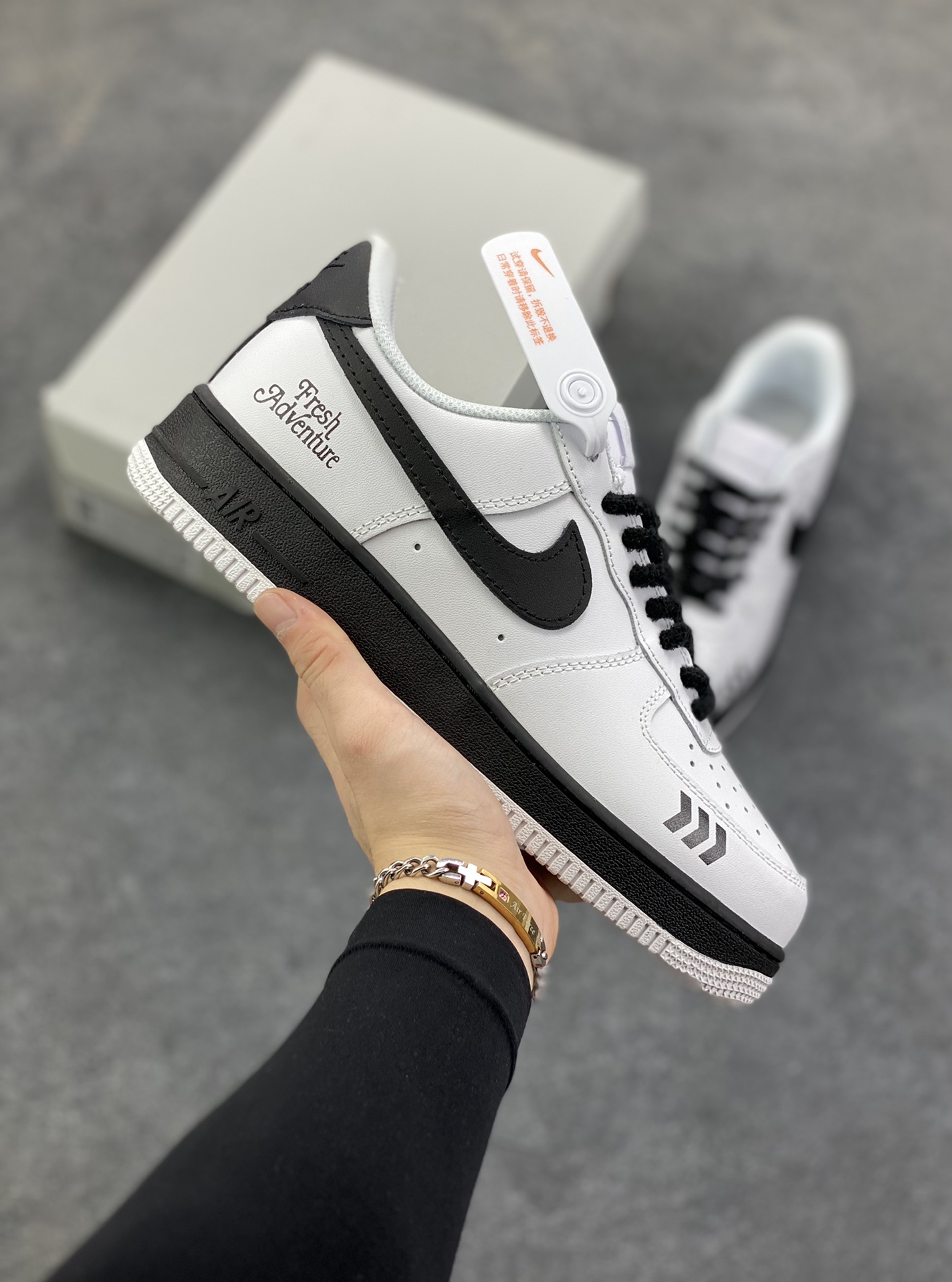 Nike Air Force 1 Low 空军一号低帮百搭休闲运动板鞋。柔软、弹性十足的缓震性能和出色的中底设计，横跨复古与现代的外型结合，造就出风靡全球三十多年的Force 1，直到今天还深受青睐。 货号：DD8959-100 尺码：36 36.5 37.5 38 38.5 39 40 40.5 41 42 42.5 43 44 44.5 45-选品中心