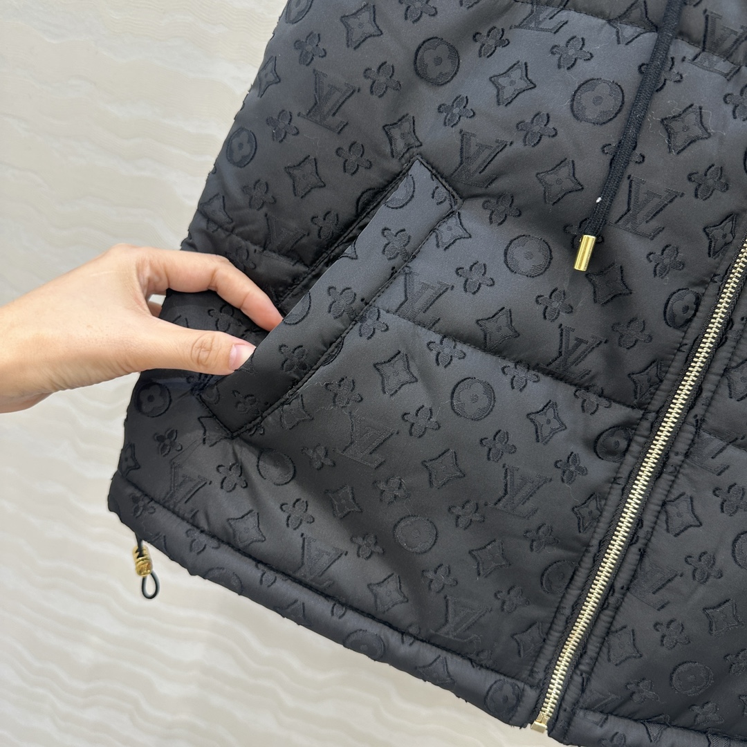 爆单推荐，L新品滑雪系列，MONOGRAM提花连帽马甲外套！定制提花面料质感超赞！夹棉设计保暖轻盈又舒适