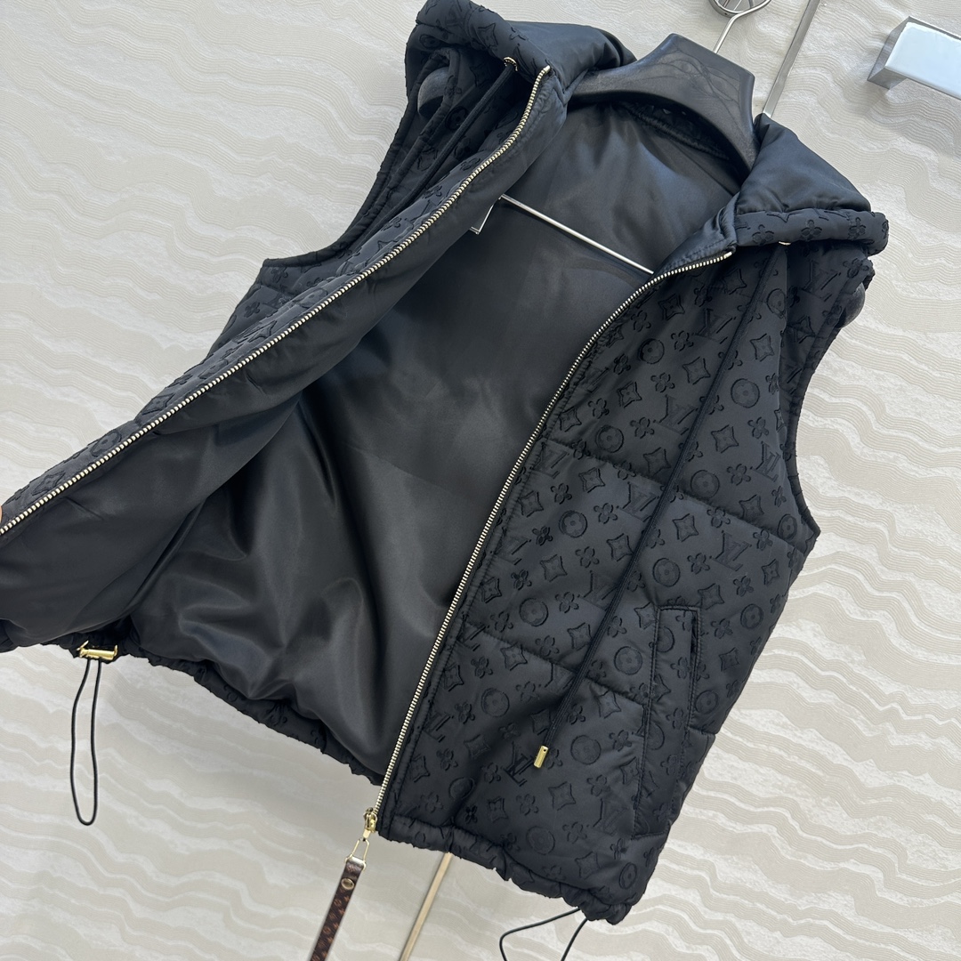 爆单推荐，L新品滑雪系列，MONOGRAM提花连帽马甲外套！定制提花面料质感超赞！夹棉设计保暖轻盈又舒适