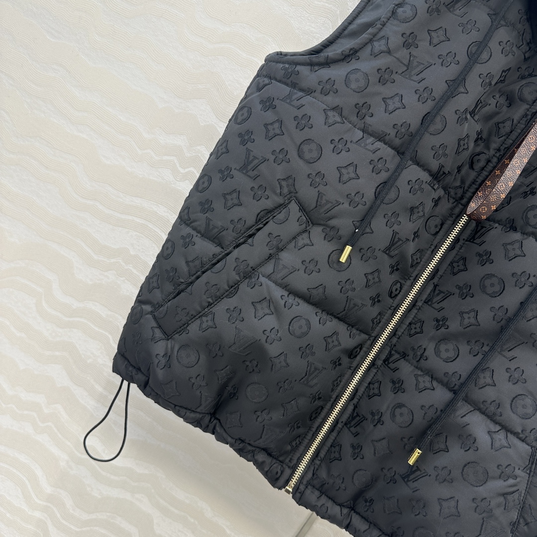爆单推荐，L新品滑雪系列，MONOGRAM提花连帽马甲外套！定制提花面料质感超赞！夹棉设计保暖轻盈又舒适