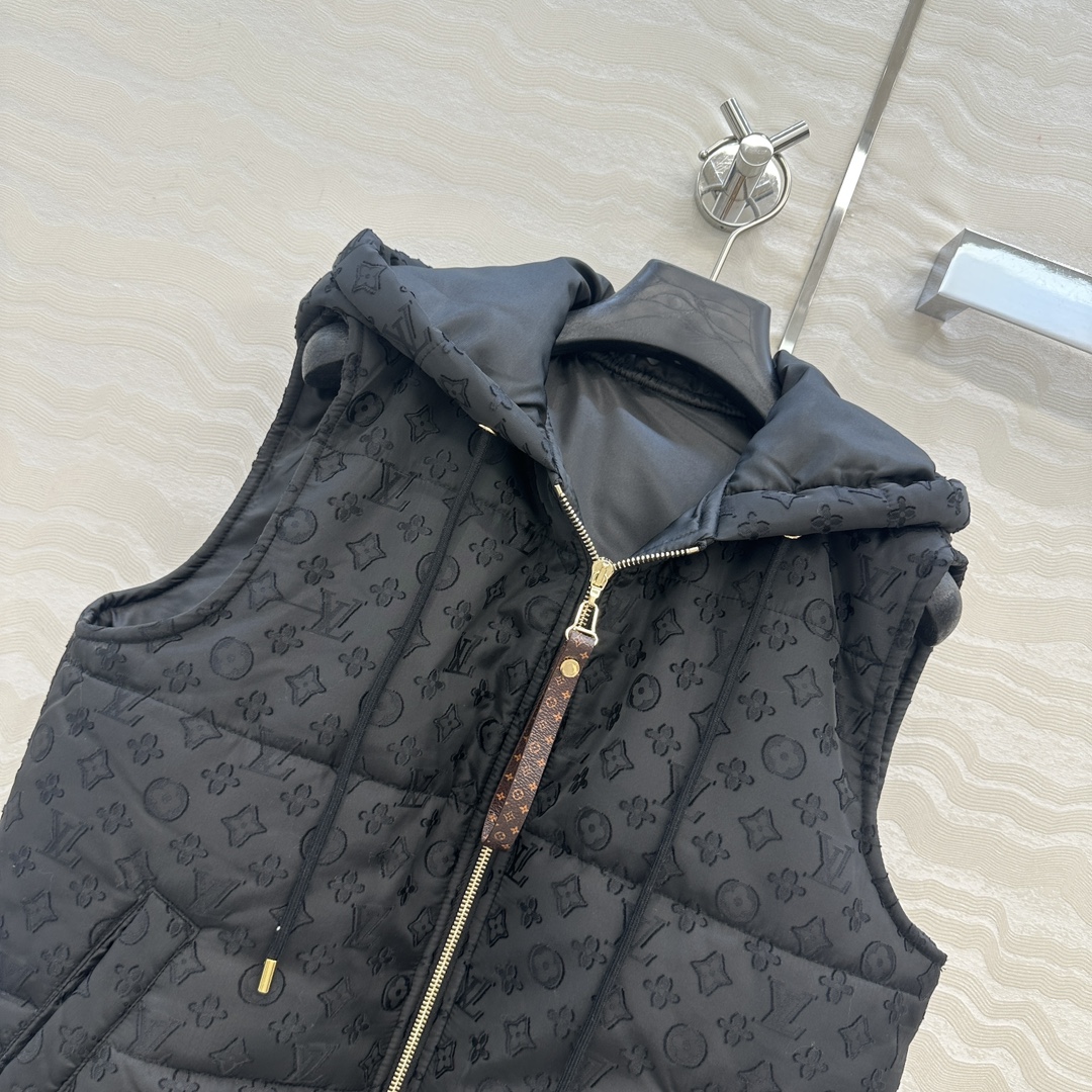 爆单推荐，L新品滑雪系列，MONOGRAM提花连帽马甲外套！定制提花面料质感超赞！夹棉设计保暖轻盈又舒适