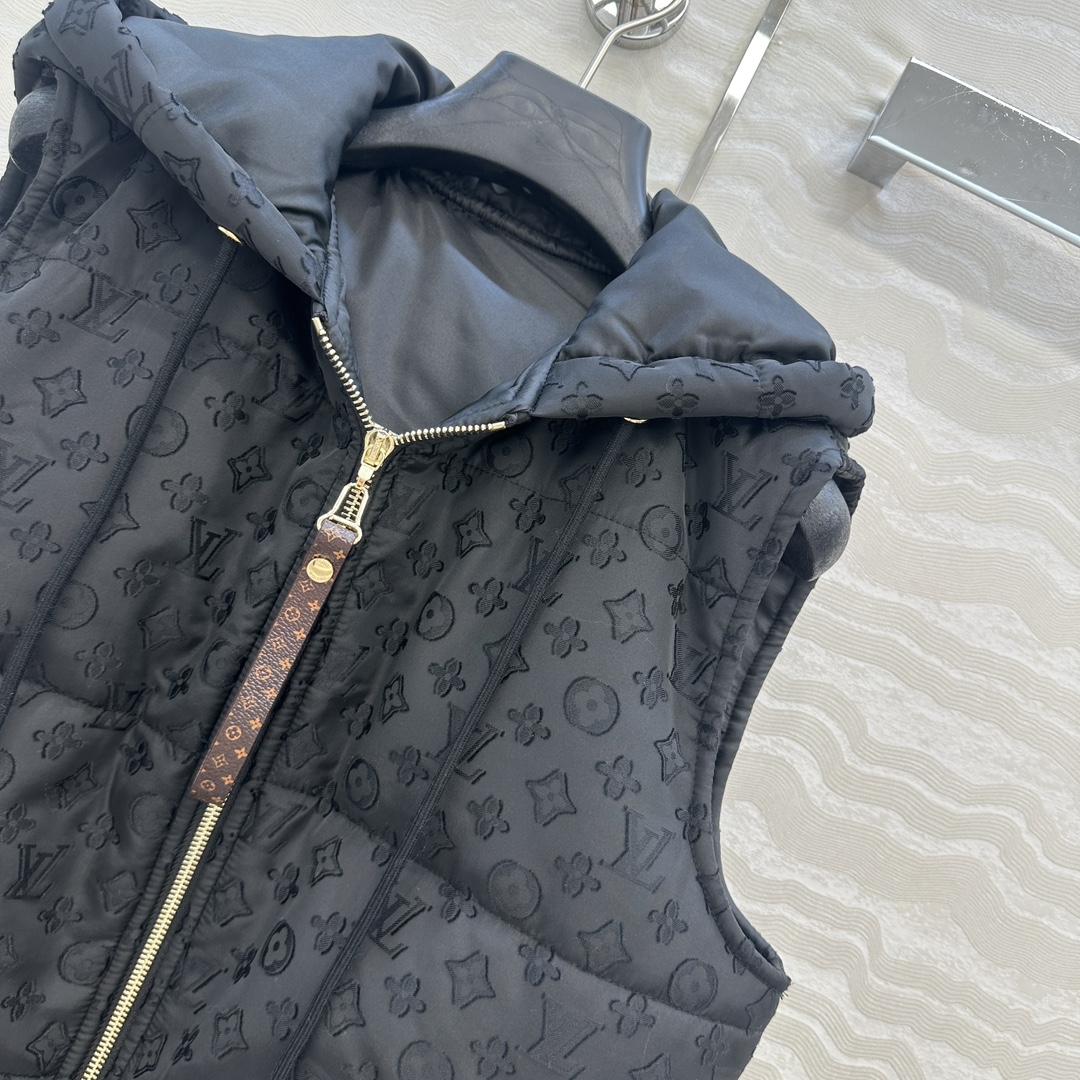 爆单推荐，L新品滑雪系列，MONOGRAM提花连帽马甲外套！定制提花面料质感超赞！夹棉设计保暖轻盈又舒适
