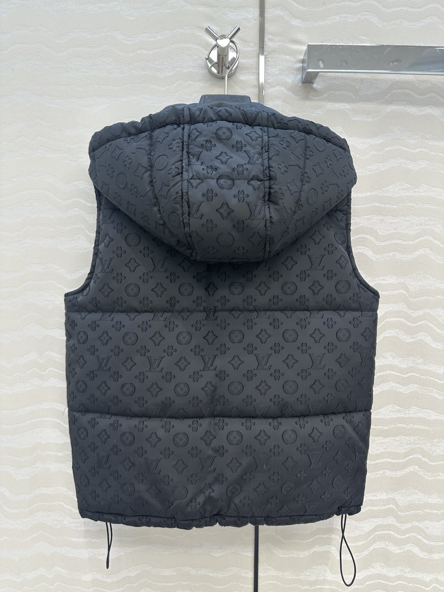 爆单推荐，L新品滑雪系列，MONOGRAM提花连帽马甲外套！定制提花面料质感超赞！夹棉设计保暖轻盈又舒适