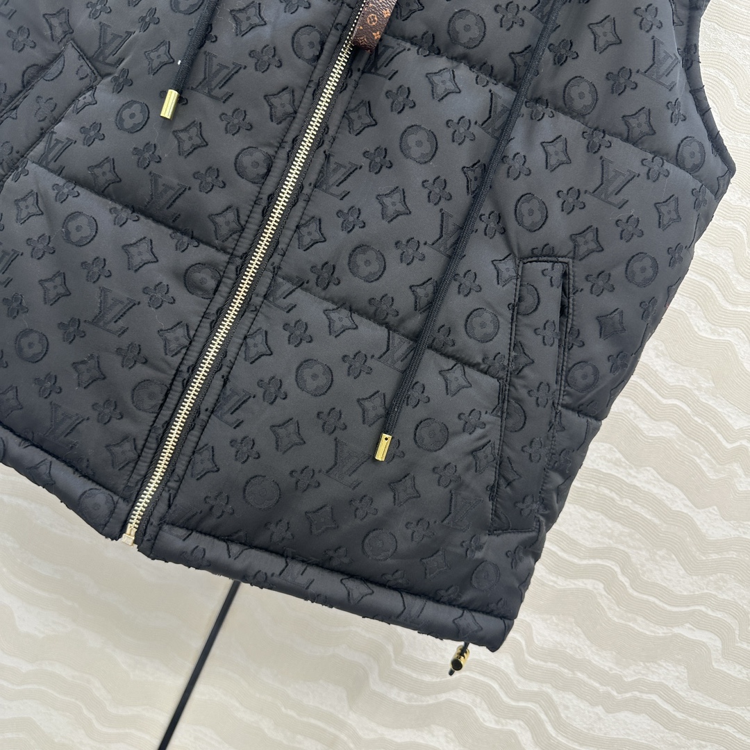 爆单推荐，L新品滑雪系列，MONOGRAM提花连帽马甲外套！定制提花面料质感超赞！夹棉设计保暖轻盈又舒适