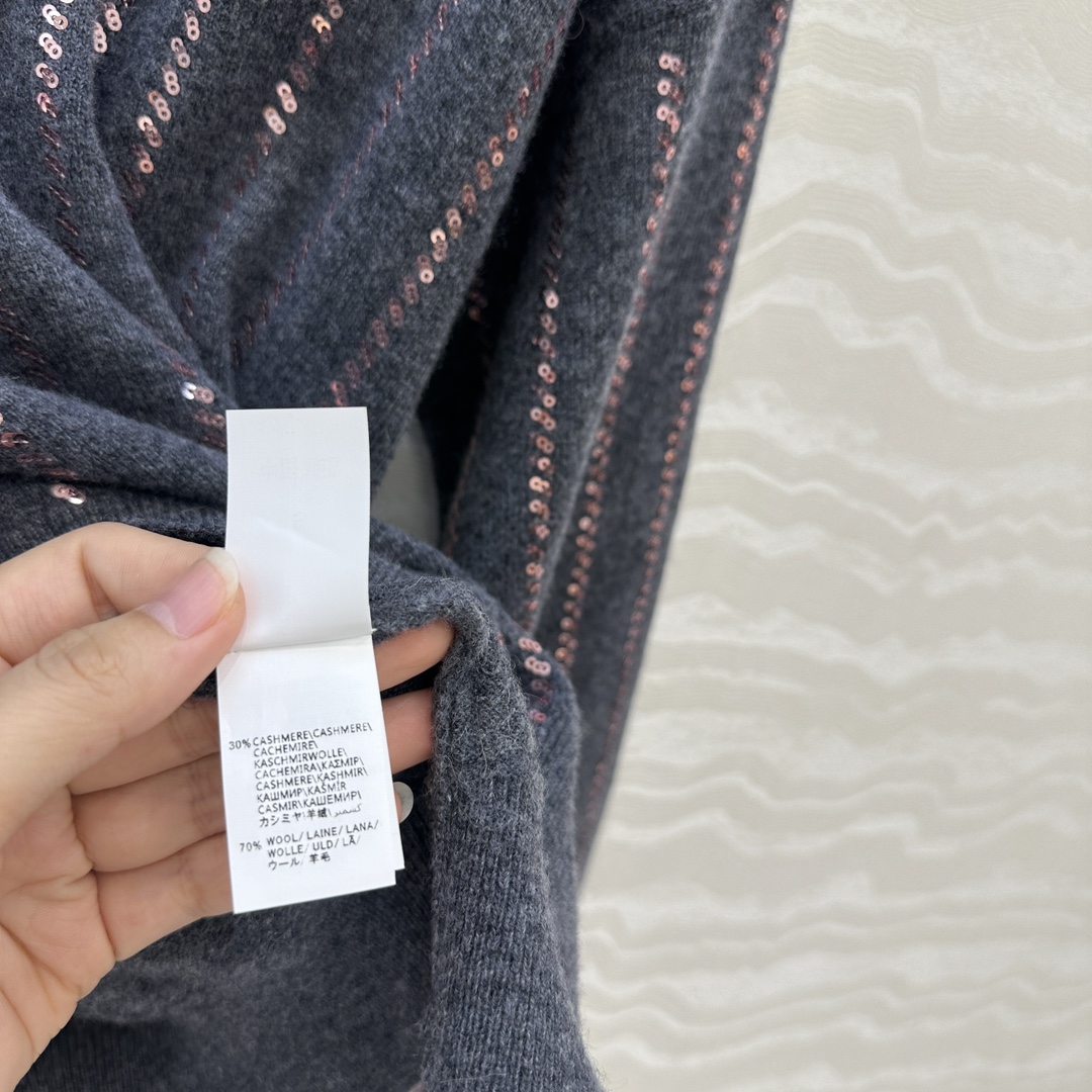 高端原单品质！行走的高定 Bc老钱风穿搭，意大利美学配色条纹珠片落肩羊绒上衣。重工前后定位刺绣珠片工艺，