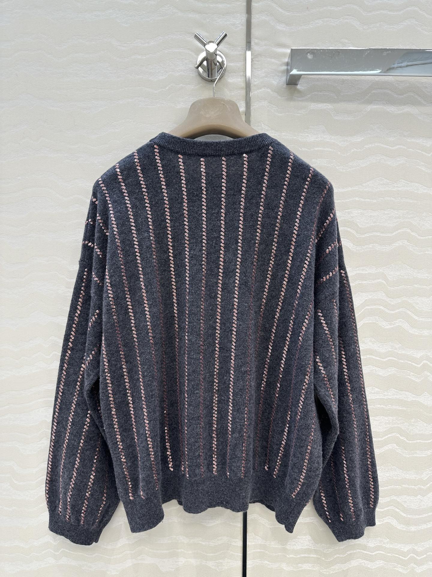 高端原单品质！行走的高定 Bc老钱风穿搭，意大利美学配色条纹珠片落肩羊绒上衣。重工前后定位刺绣珠片工艺，