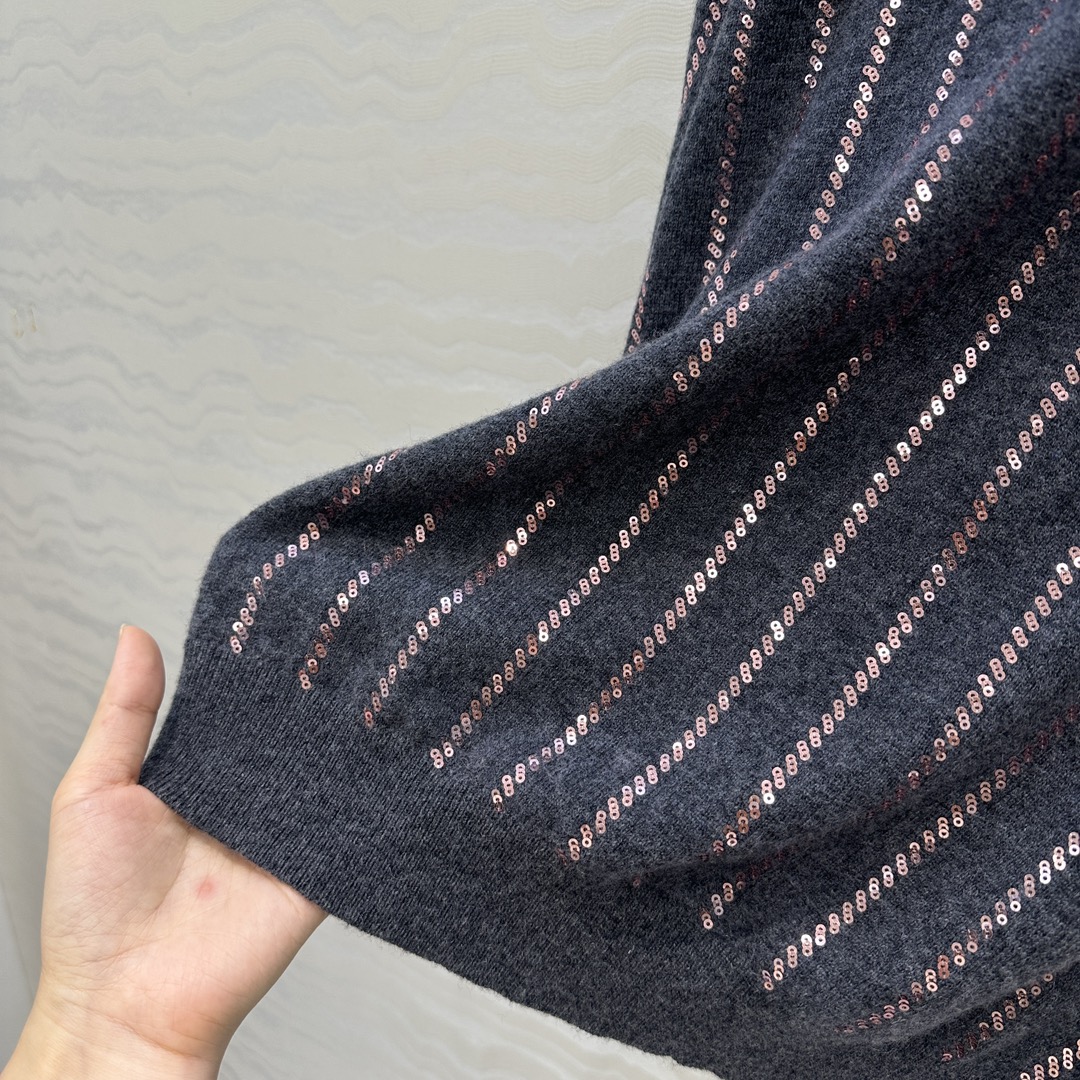 高端原单品质！行走的高定 Bc老钱风穿搭，意大利美学配色条纹珠片落肩羊绒上衣。重工前后定位刺绣珠片工艺，