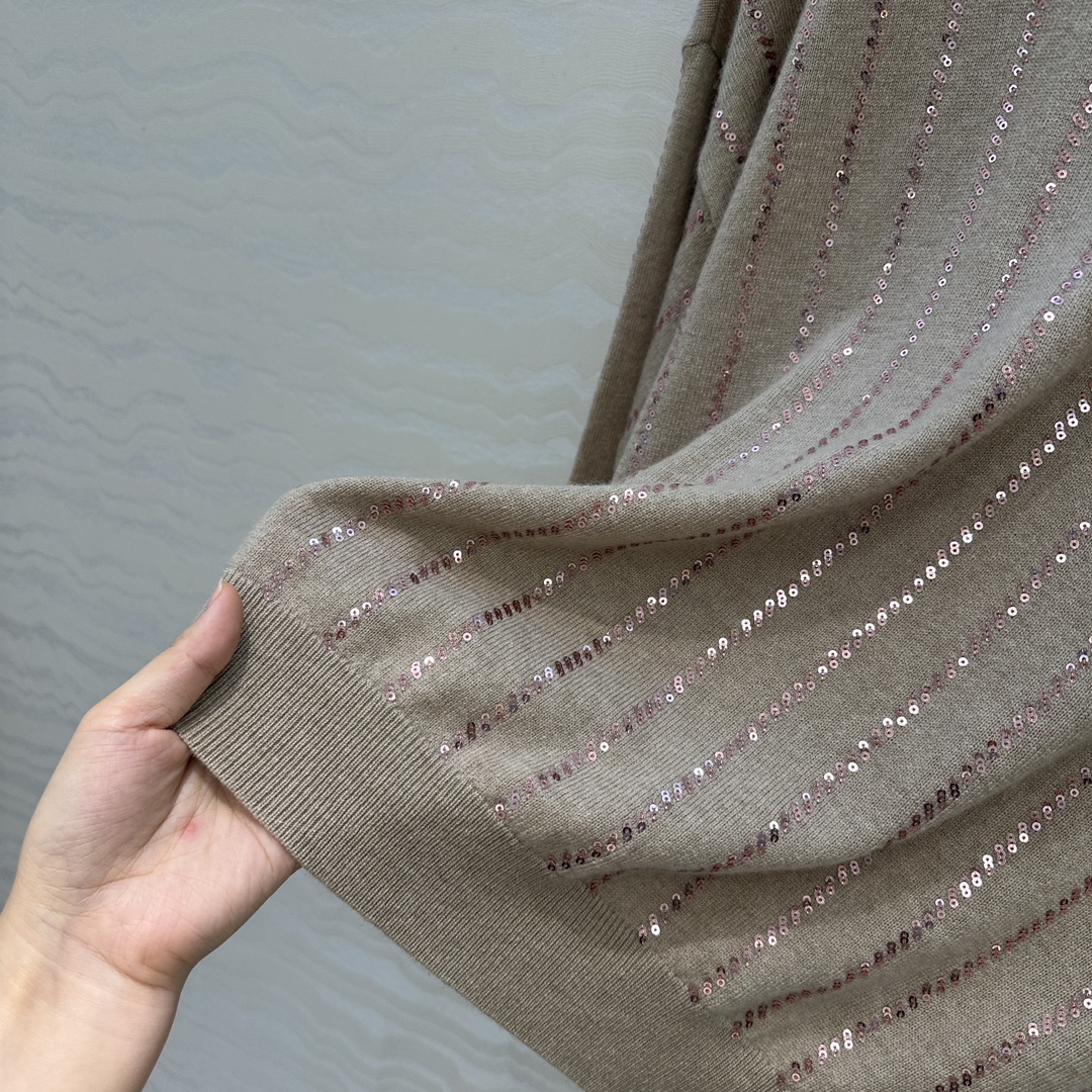 高端原单品质！行走的高定 Bc老钱风穿搭，意大利美学配色条纹珠片落肩羊绒上衣。重工前后定位刺绣珠片工艺，