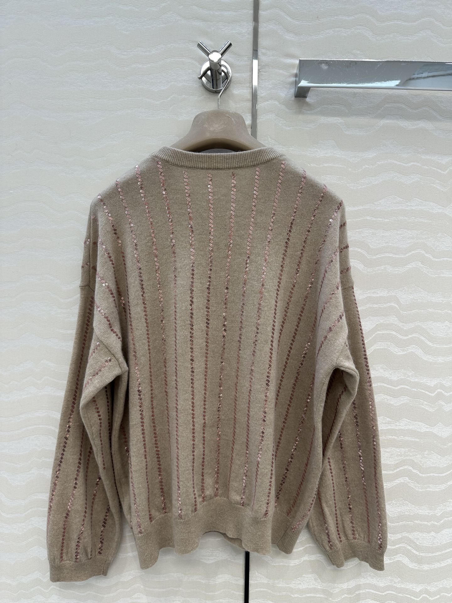 高端原单品质！行走的高定 Bc老钱风穿搭，意大利美学配色条纹珠片落肩羊绒上衣。重工前后定位刺绣珠片工艺，