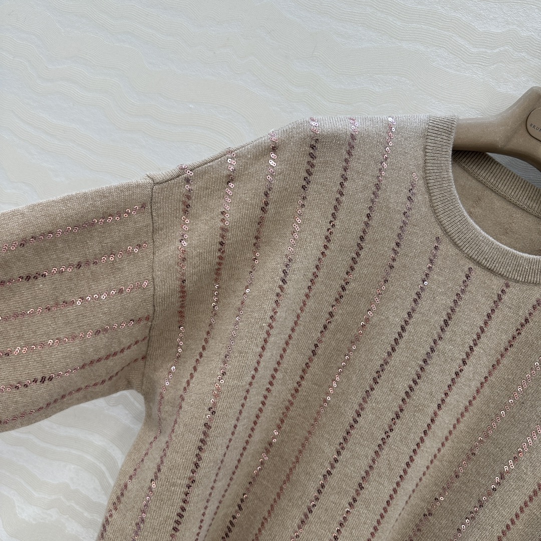 高端原单品质！行走的高定 Bc老钱风穿搭，意大利美学配色条纹珠片落肩羊绒上衣。重工前后定位刺绣珠片工艺，