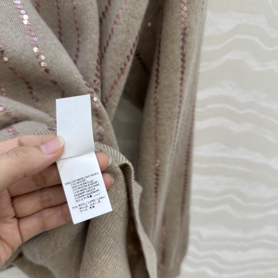 高端原单品质！行走的高定 Bc老钱风穿搭，意大利美学配色条纹珠片落肩羊绒上衣。重工前后定位刺绣珠片工艺，