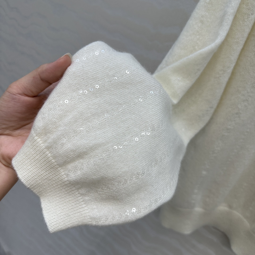 高端原单品质！行走的高定 Bc老钱风穿搭，意大利美学配色条纹珠片落肩羊绒上衣。重工前后定位刺绣珠片工艺，