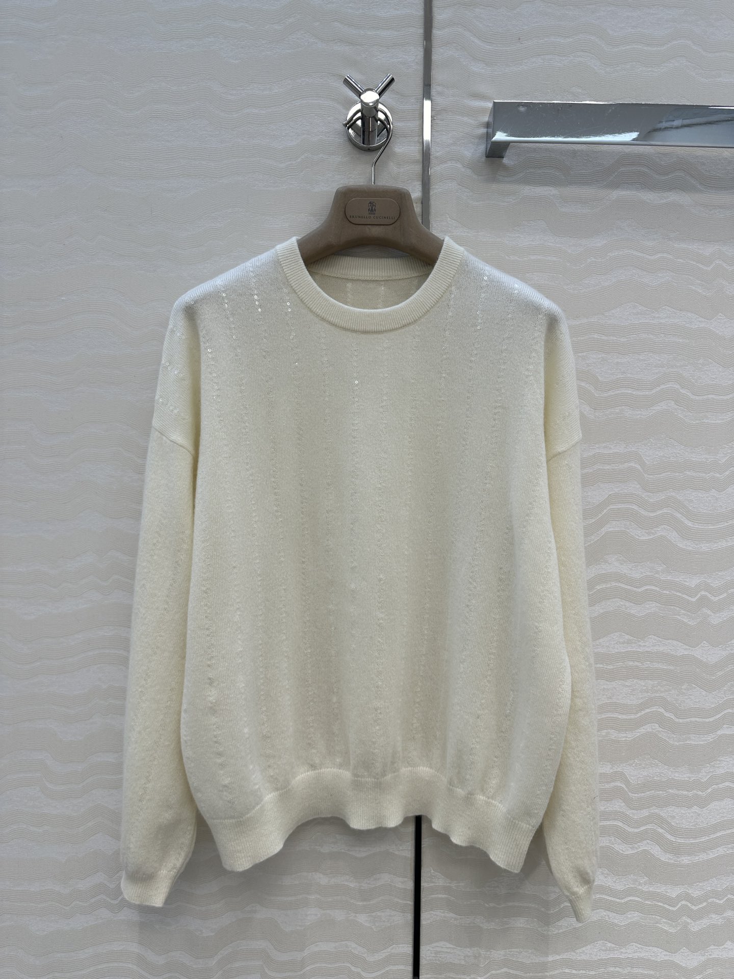 高端原单品质！行走的高定 Bc老钱风穿搭，意大利美学配色条纹珠片落肩羊绒上衣。重工前后定位刺绣珠片工艺，