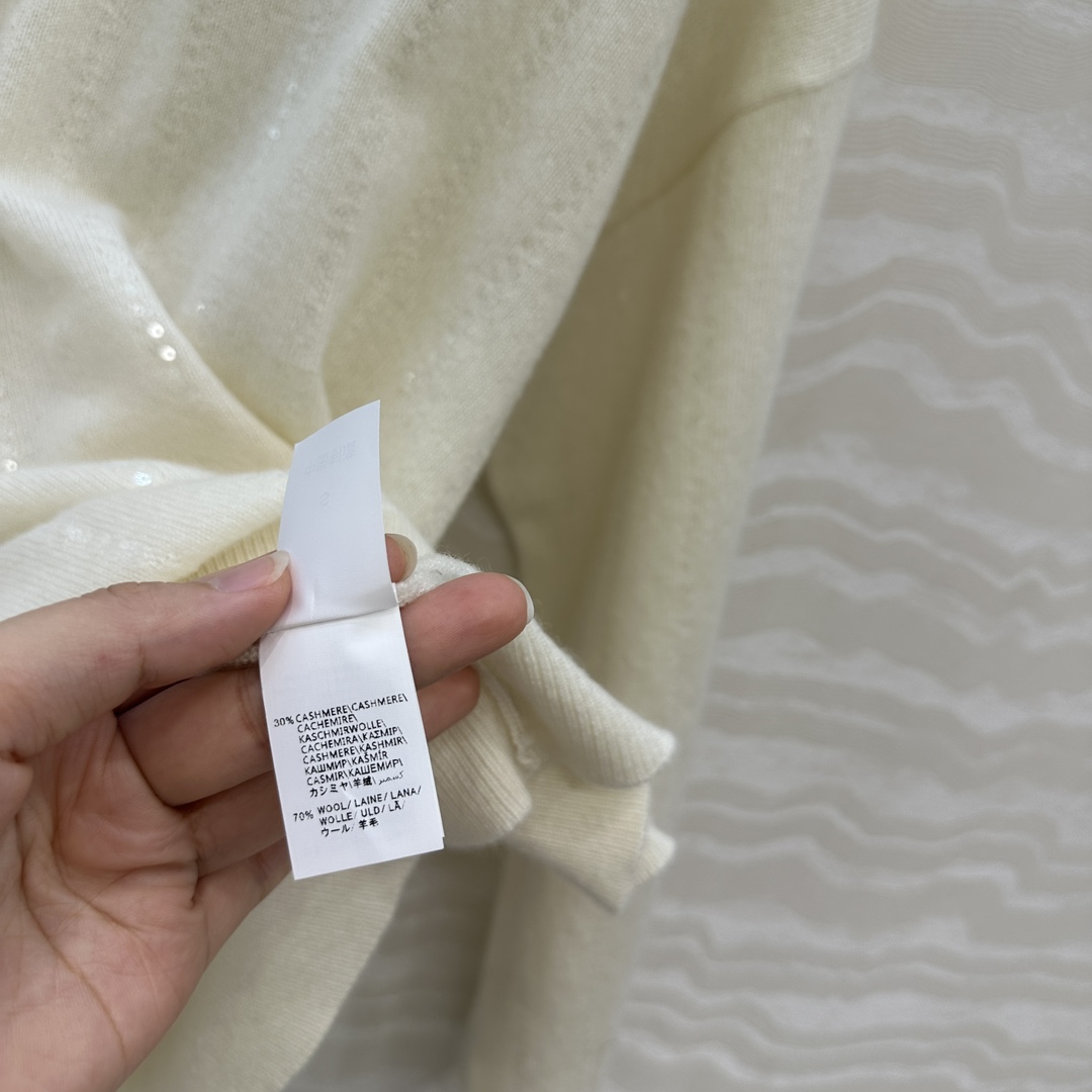 高端原单品质！行走的高定 Bc老钱风穿搭，意大利美学配色条纹珠片落肩羊绒上衣。重工前后定位刺绣珠片工艺，