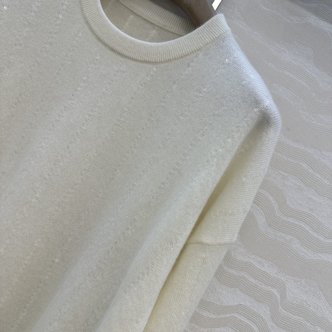 高端原单品质！行走的高定 Bc老钱风穿搭，意大利美学配色条纹珠片落肩羊绒上衣。重工前后定位刺绣珠片工艺，