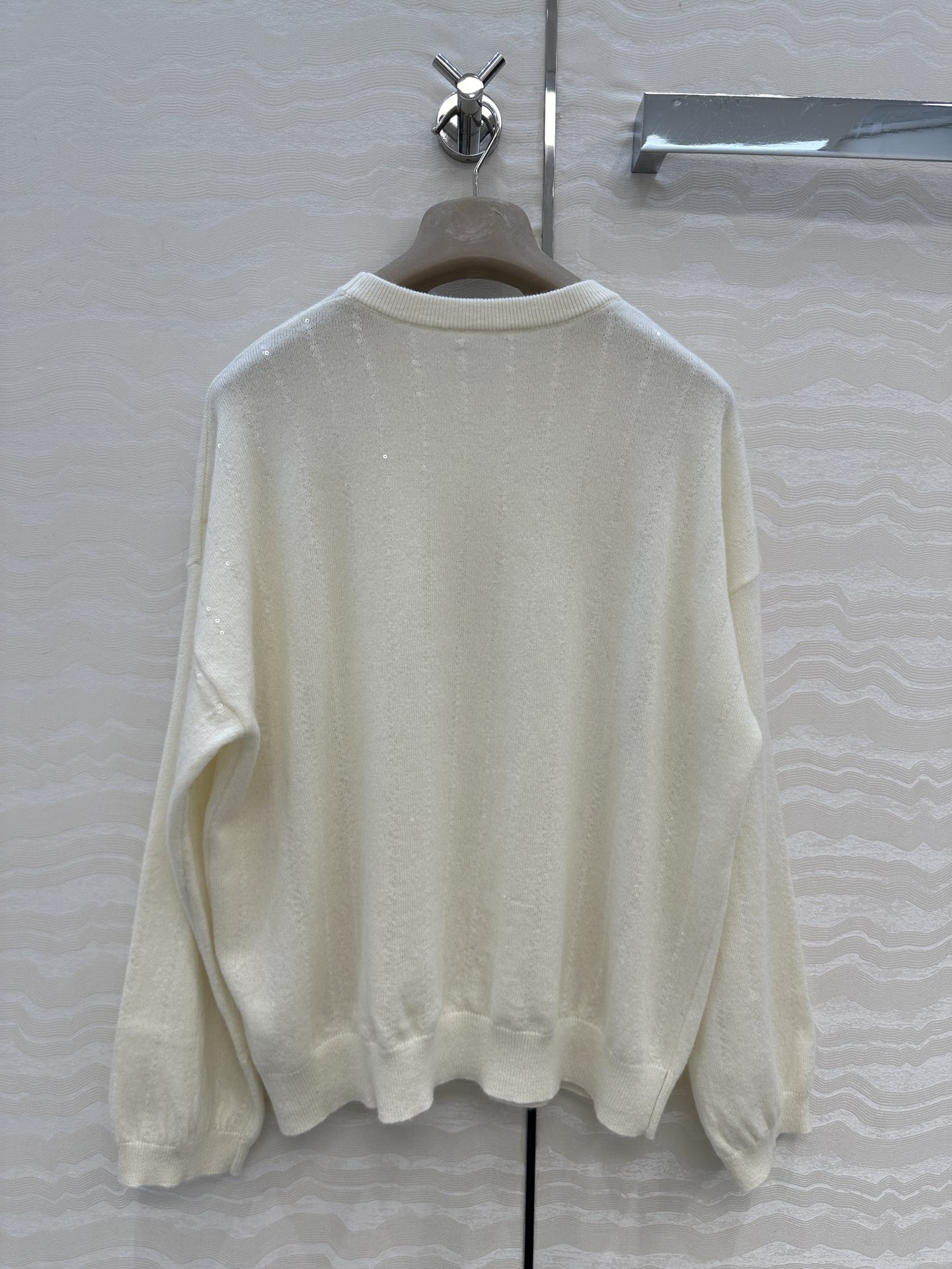 高端原单品质！行走的高定 Bc老钱风穿搭，意大利美学配色条纹珠片落肩羊绒上衣。重工前后定位刺绣珠片工艺，